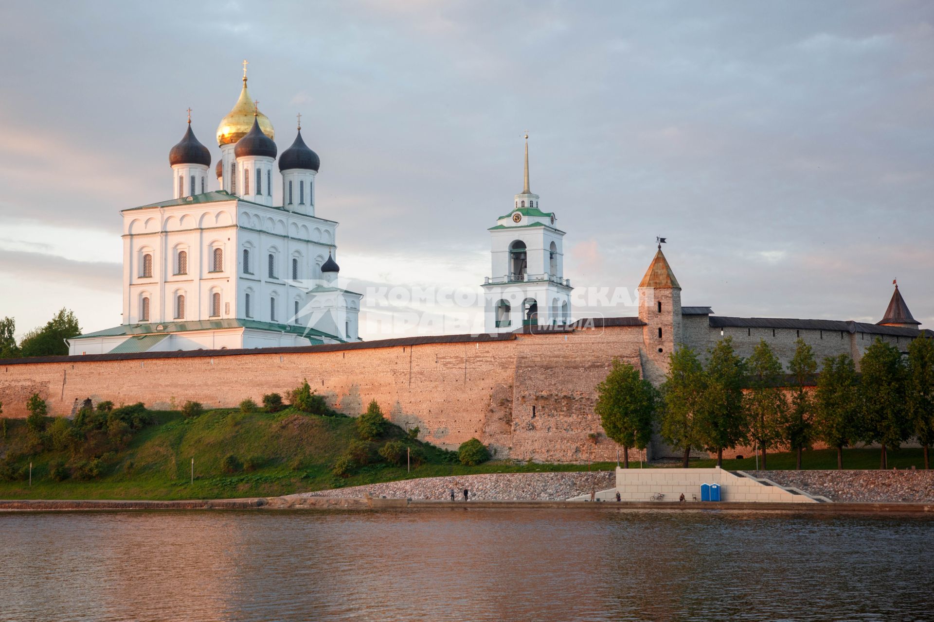 Псков.  Вид на Троицкий собор.