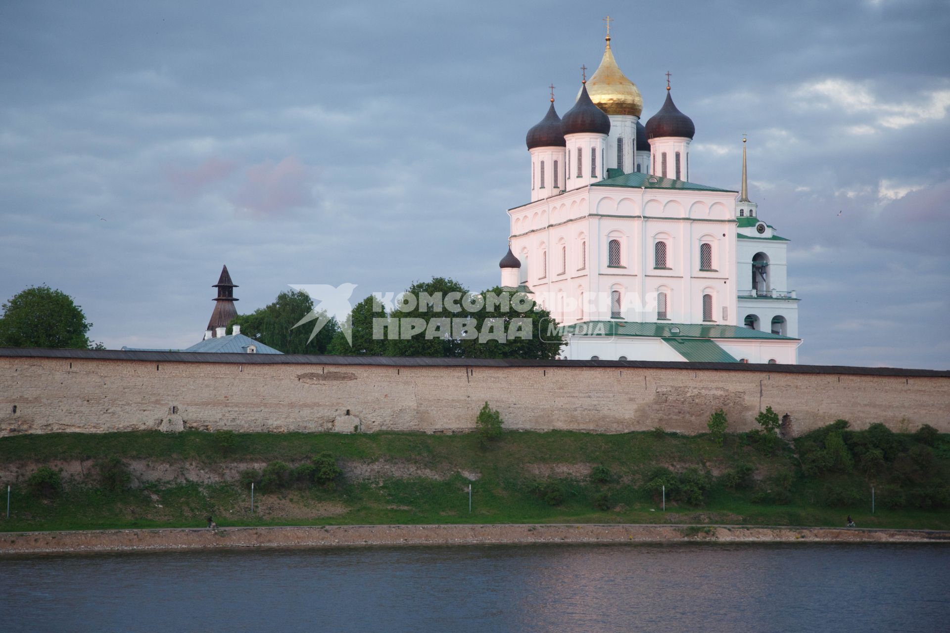 Псков.  Вид на Троицкий собор.