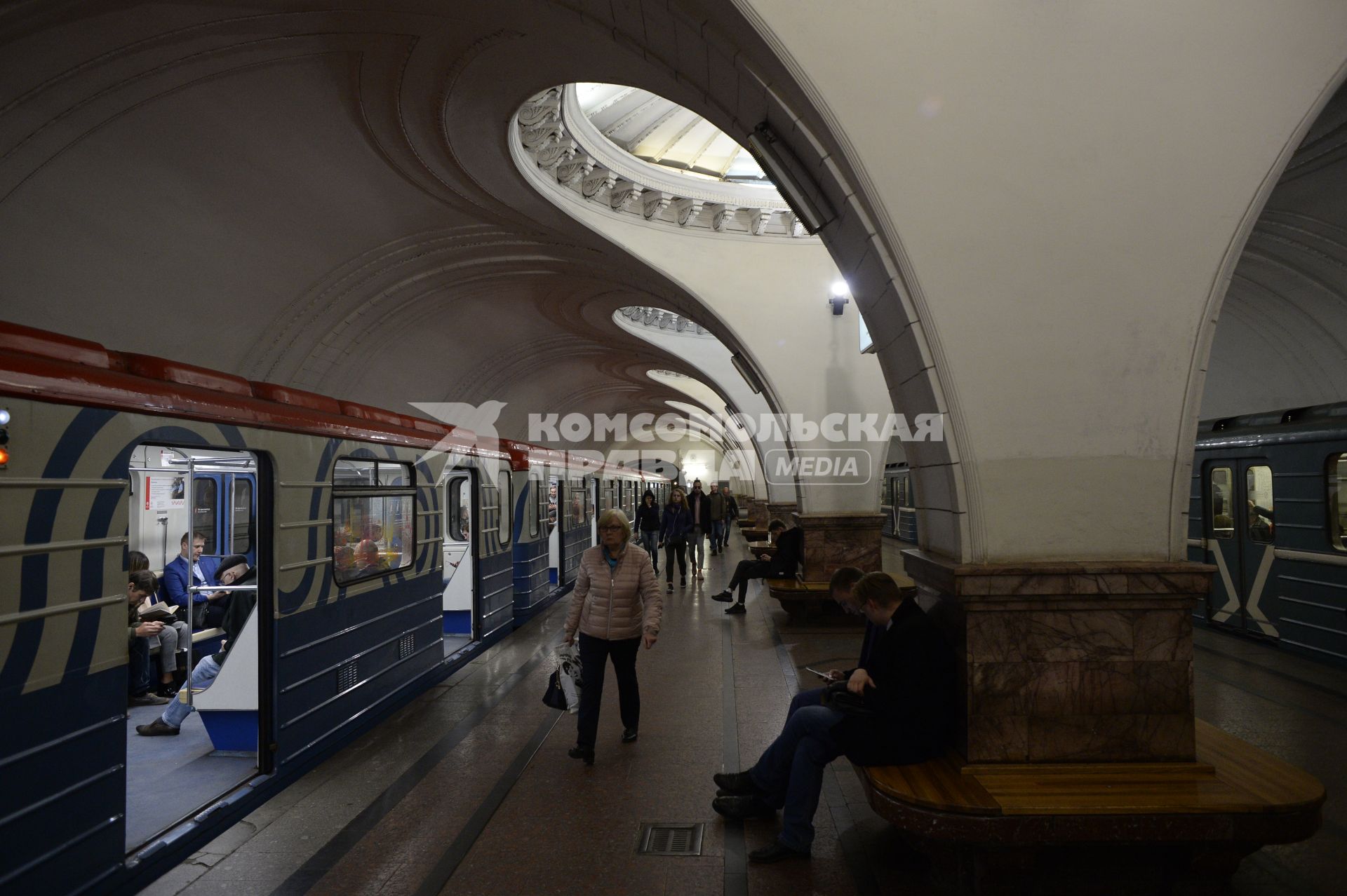 Москва.  Пассажиры на станции метро `Сокол`.