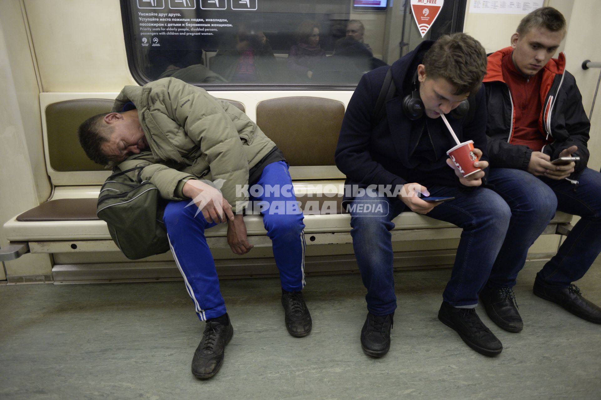 Москва. Пассажиры в вагоне поезда метро.