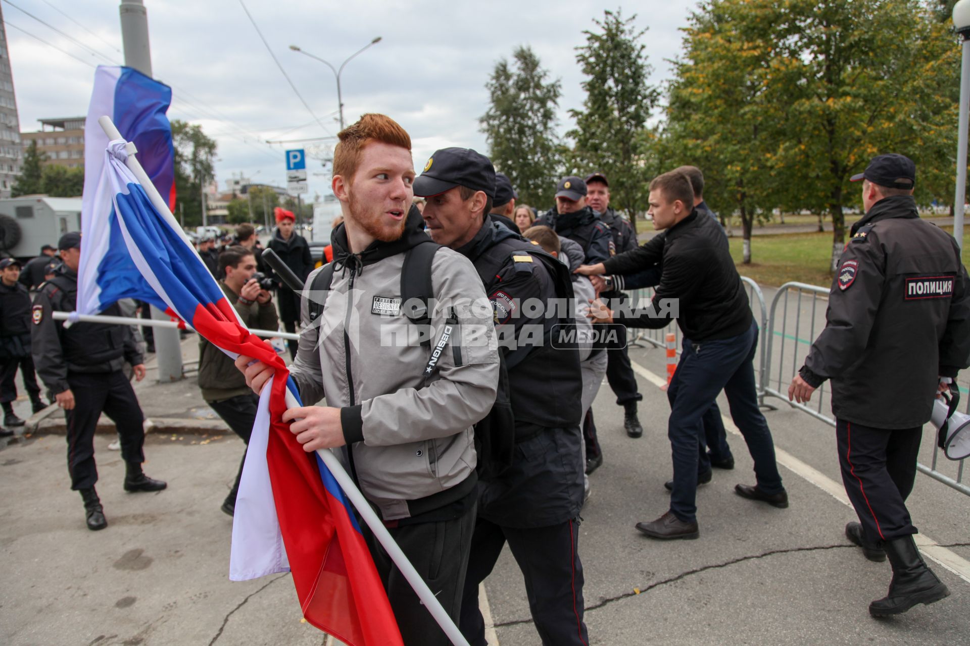 Пермь. Полиция и участники митинга против пенсионной реформы.