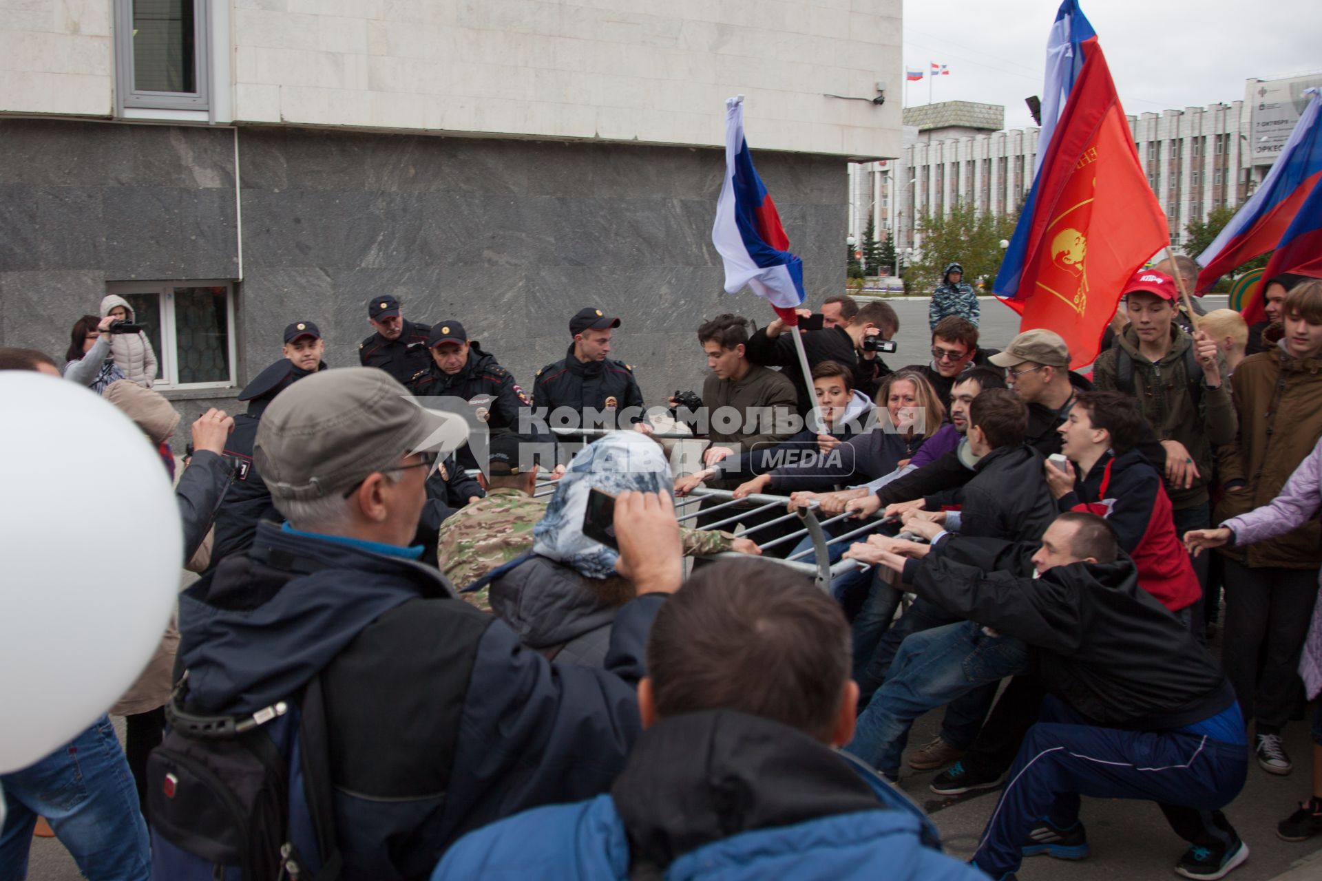 Пермь. Полиция и участники митинга против пенсионной реформы.