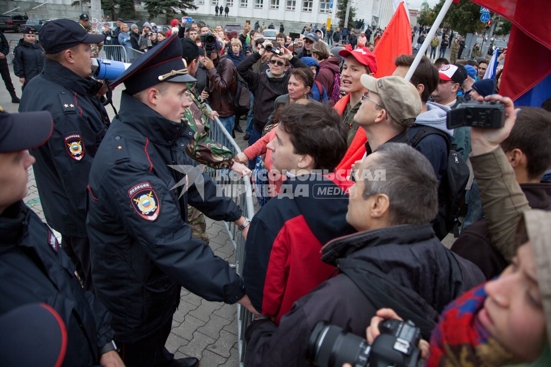 Пермь. Полиция и участники митинга против пенсионной реформы.