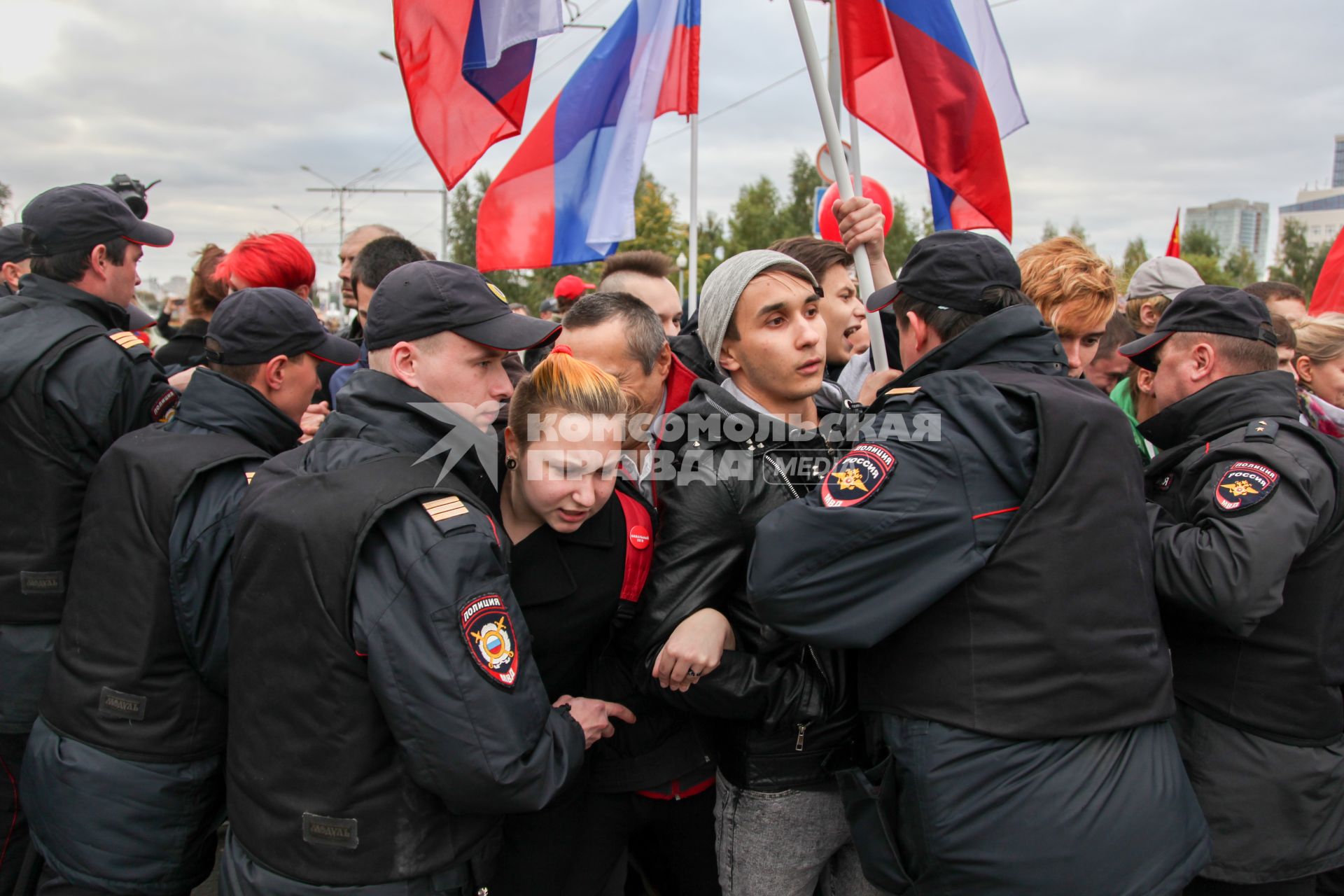 Пермь. Полиция и участники митинга против пенсионной реформы.