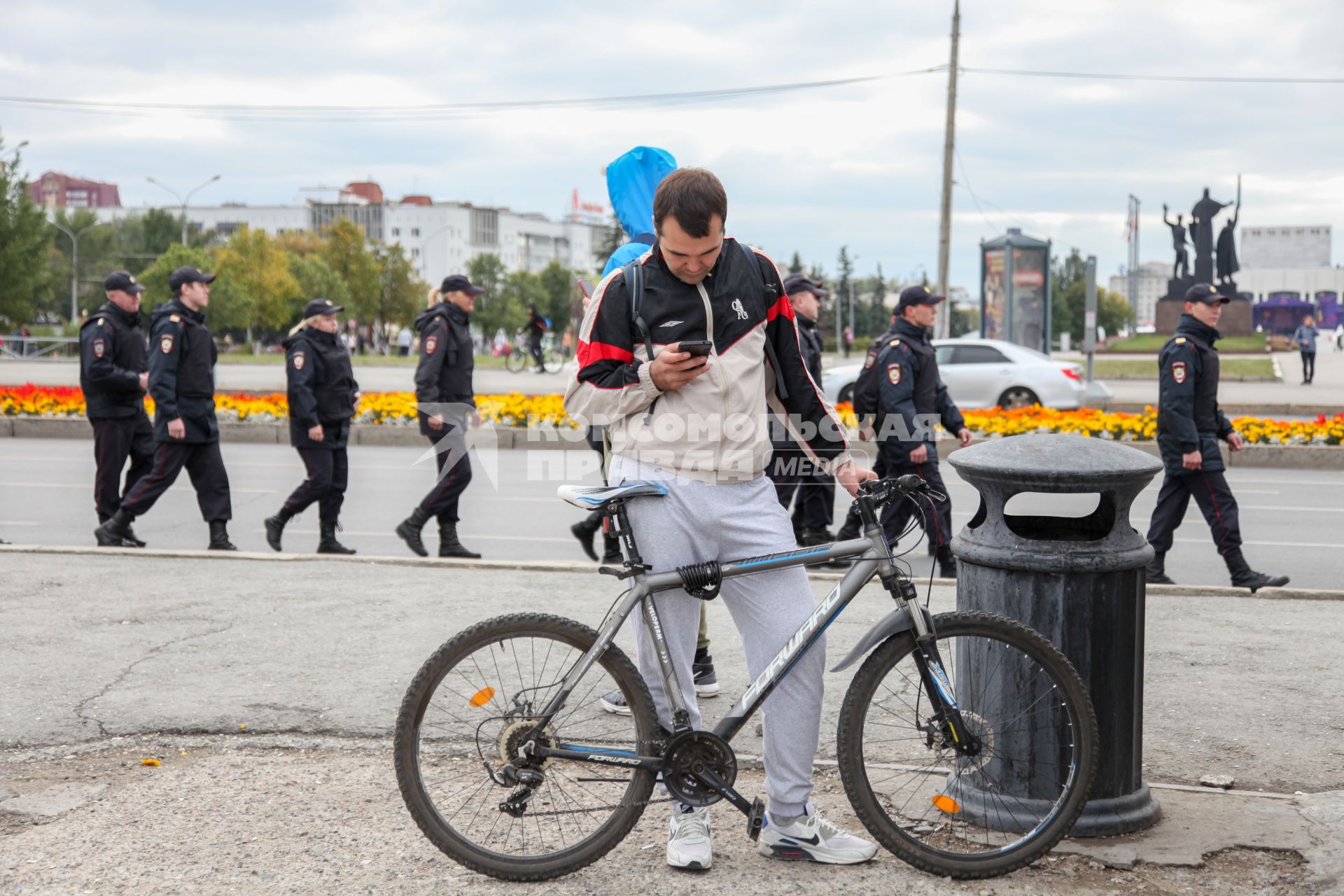 Пермь. Полиция и участники митинга против пенсионной реформы.