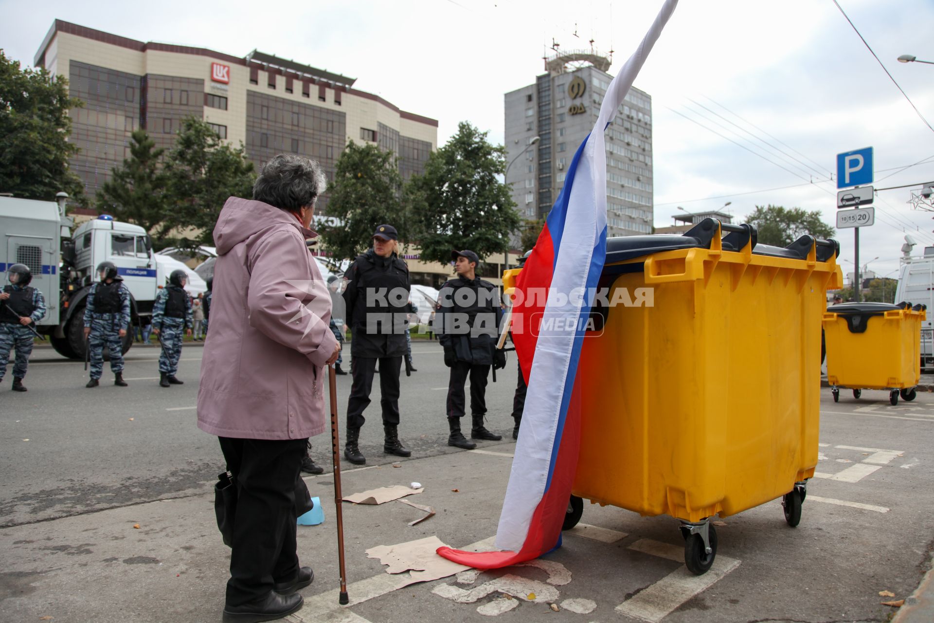 Пермь. Полиция и участники митинга против пенсионной реформы.