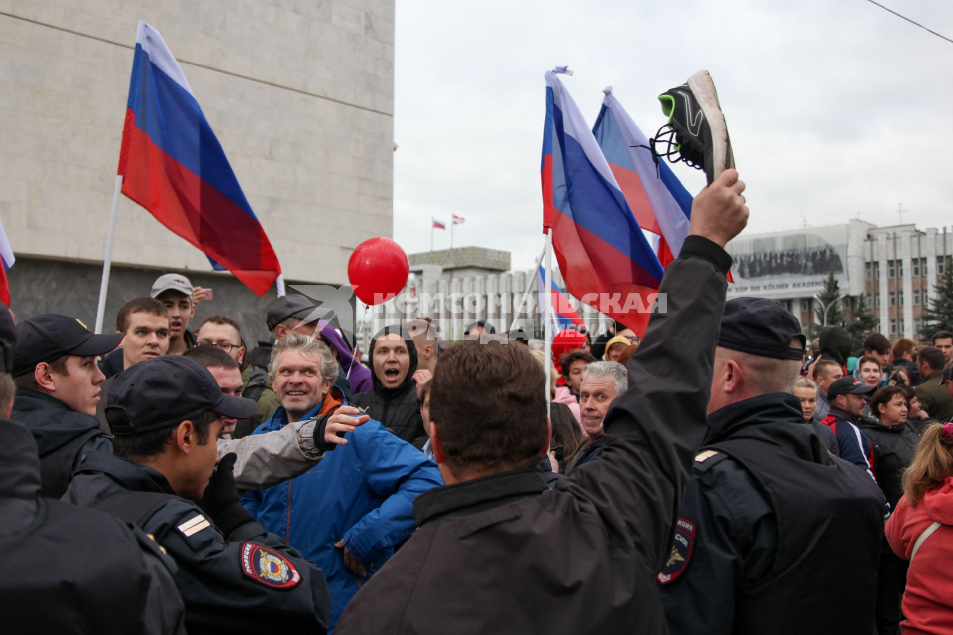 Пермь. Полиция и участники митинга против пенсионной реформы.