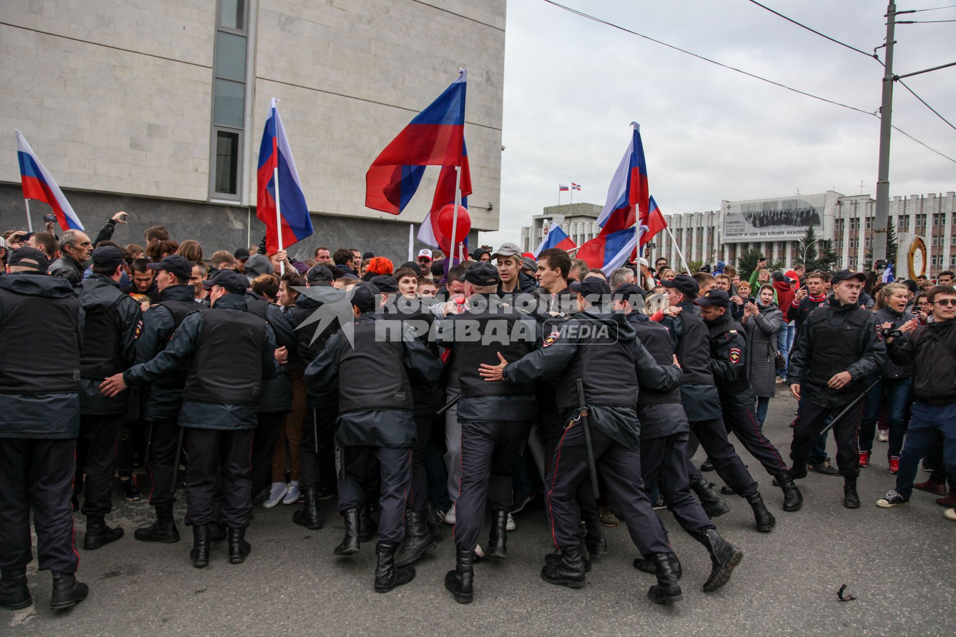 Пермь. Полиция и участники митинга против пенсионной реформы.