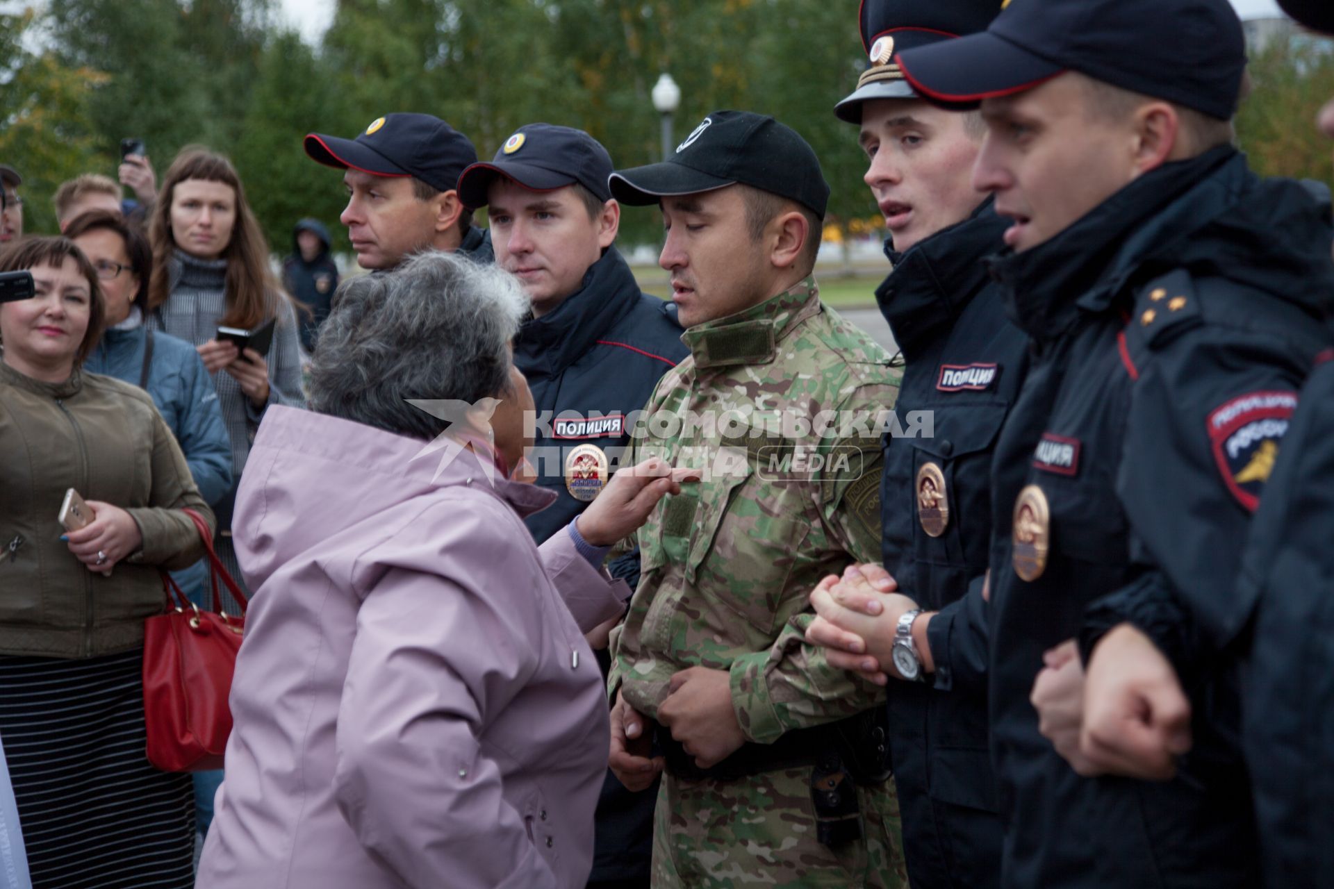 Пермь. Полиция и участники митинга против пенсионной реформы.