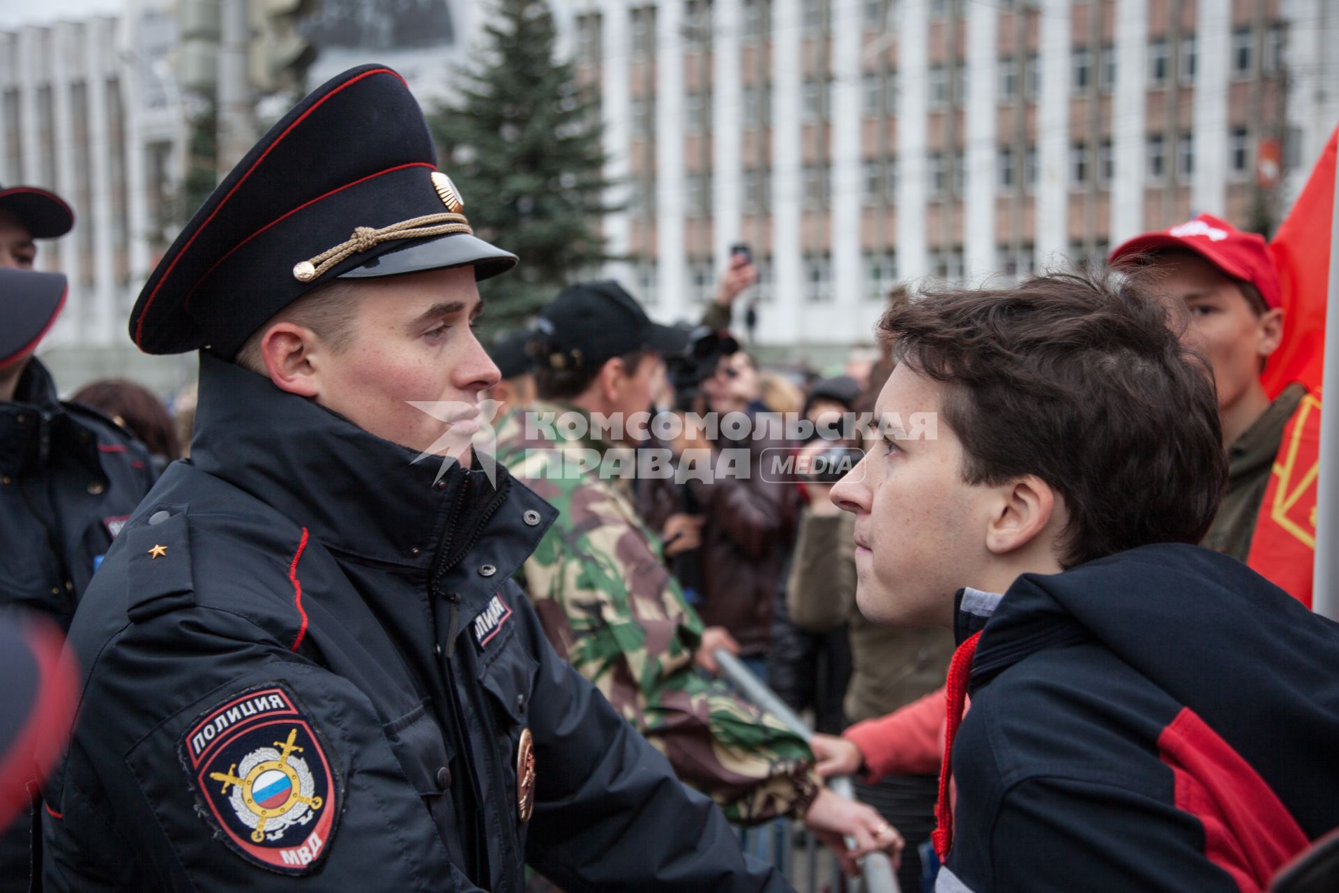 Пермь. Полиция и участники митинга против пенсионной реформы.