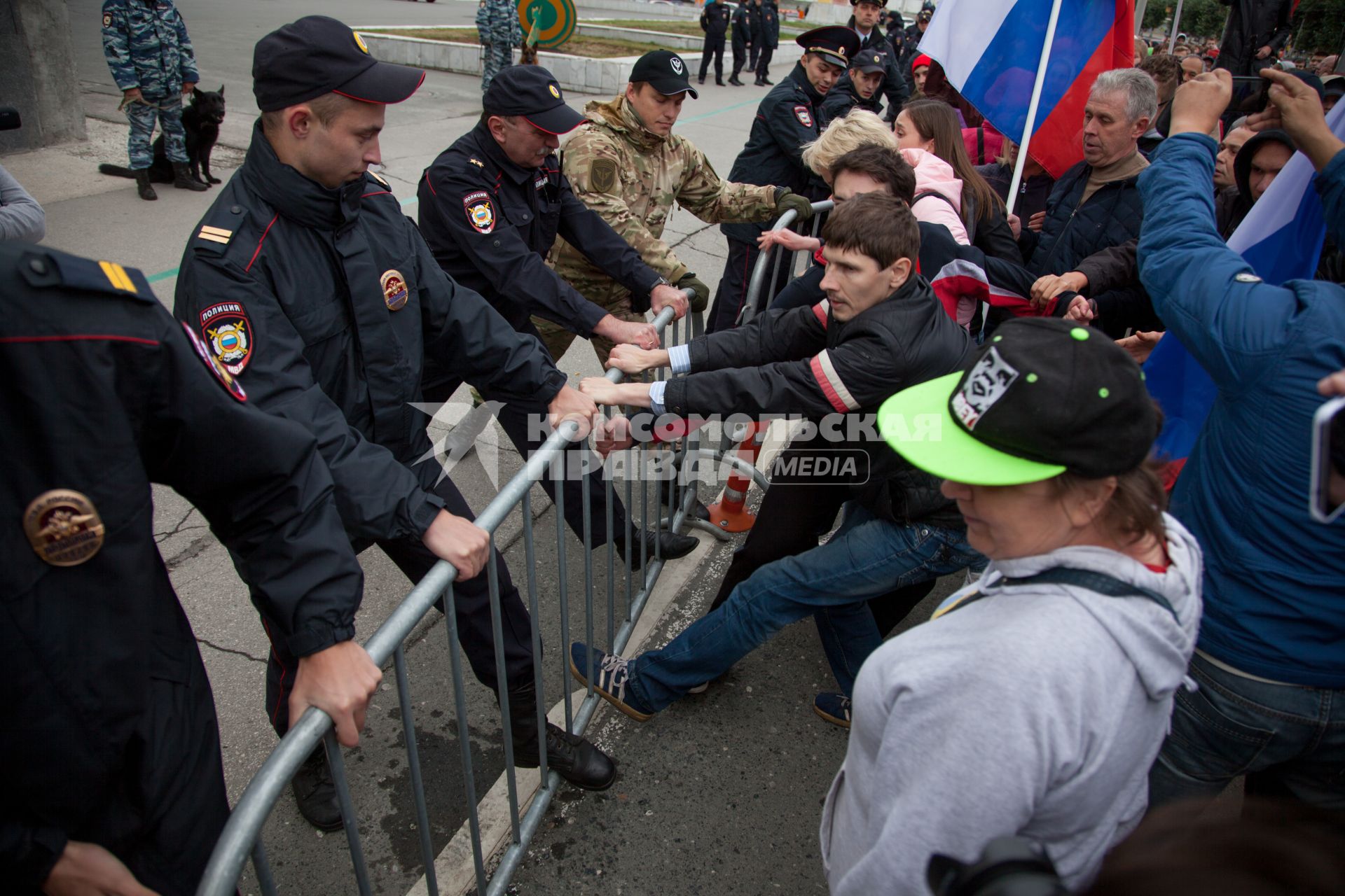 Пермь. Полиция и участники митинга против пенсионной реформы.