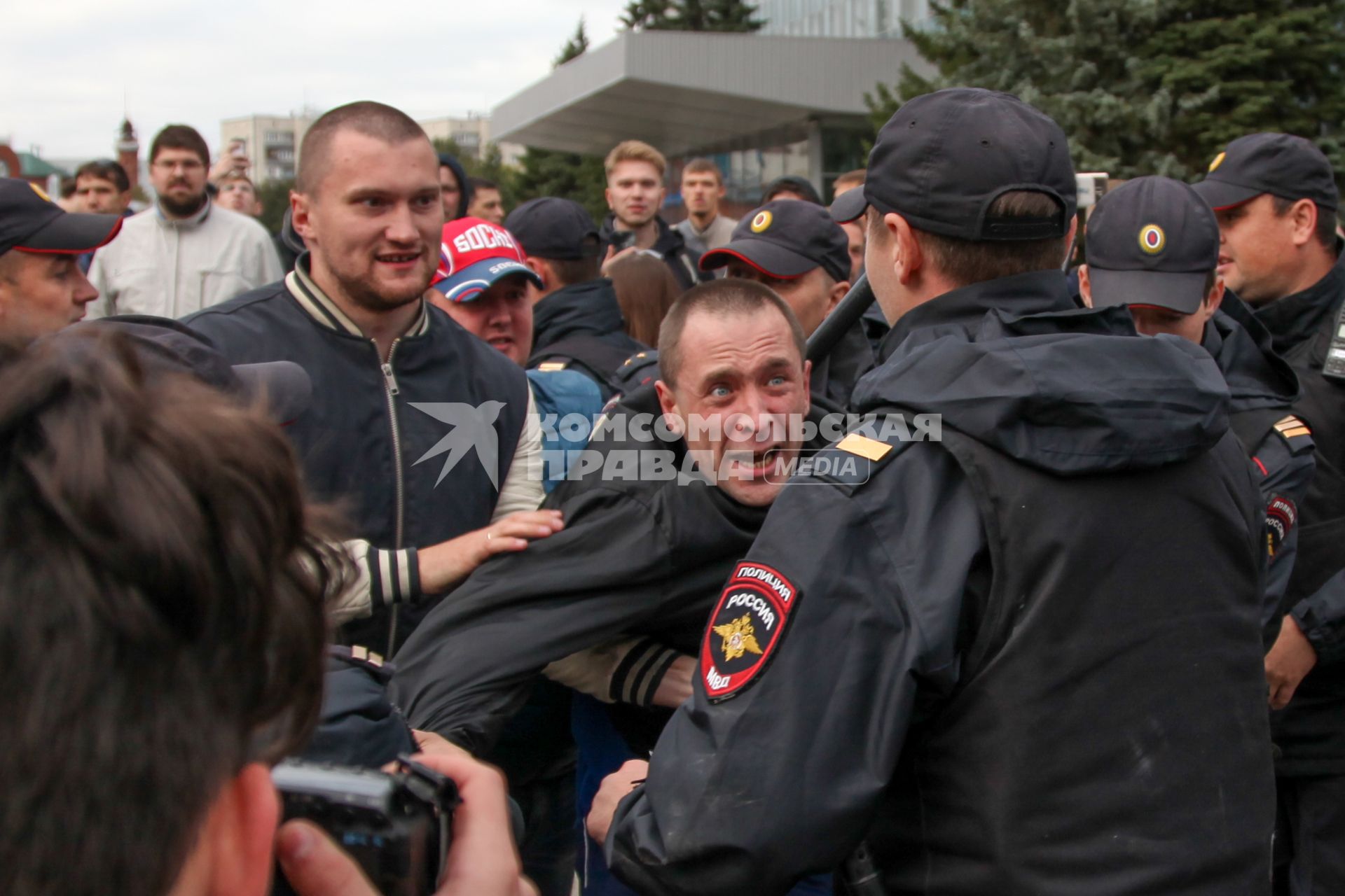 Пермь. Полиция и участники митинга против пенсионной реформы.