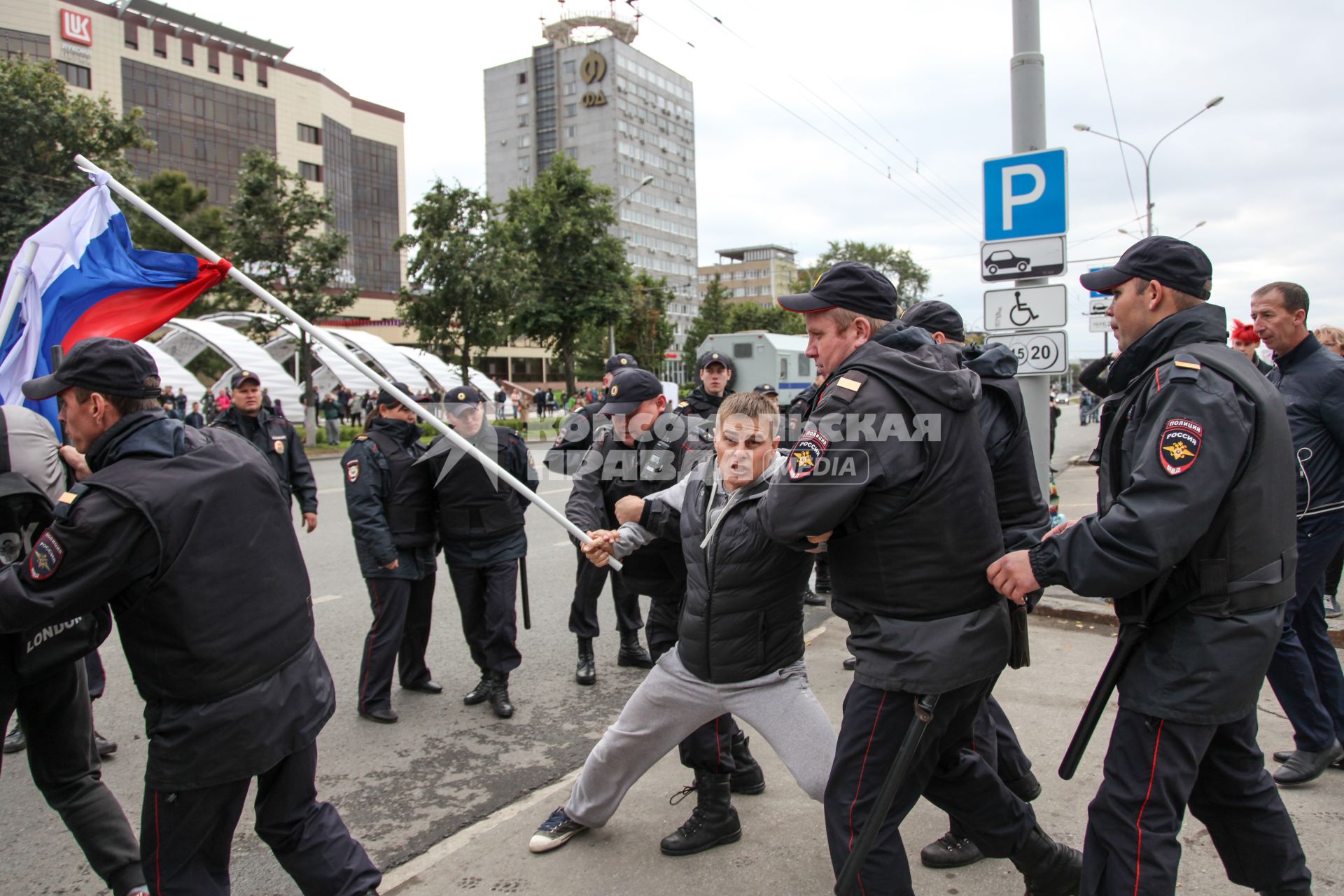 Пермь. Полиция и участники митинга против пенсионной реформы.