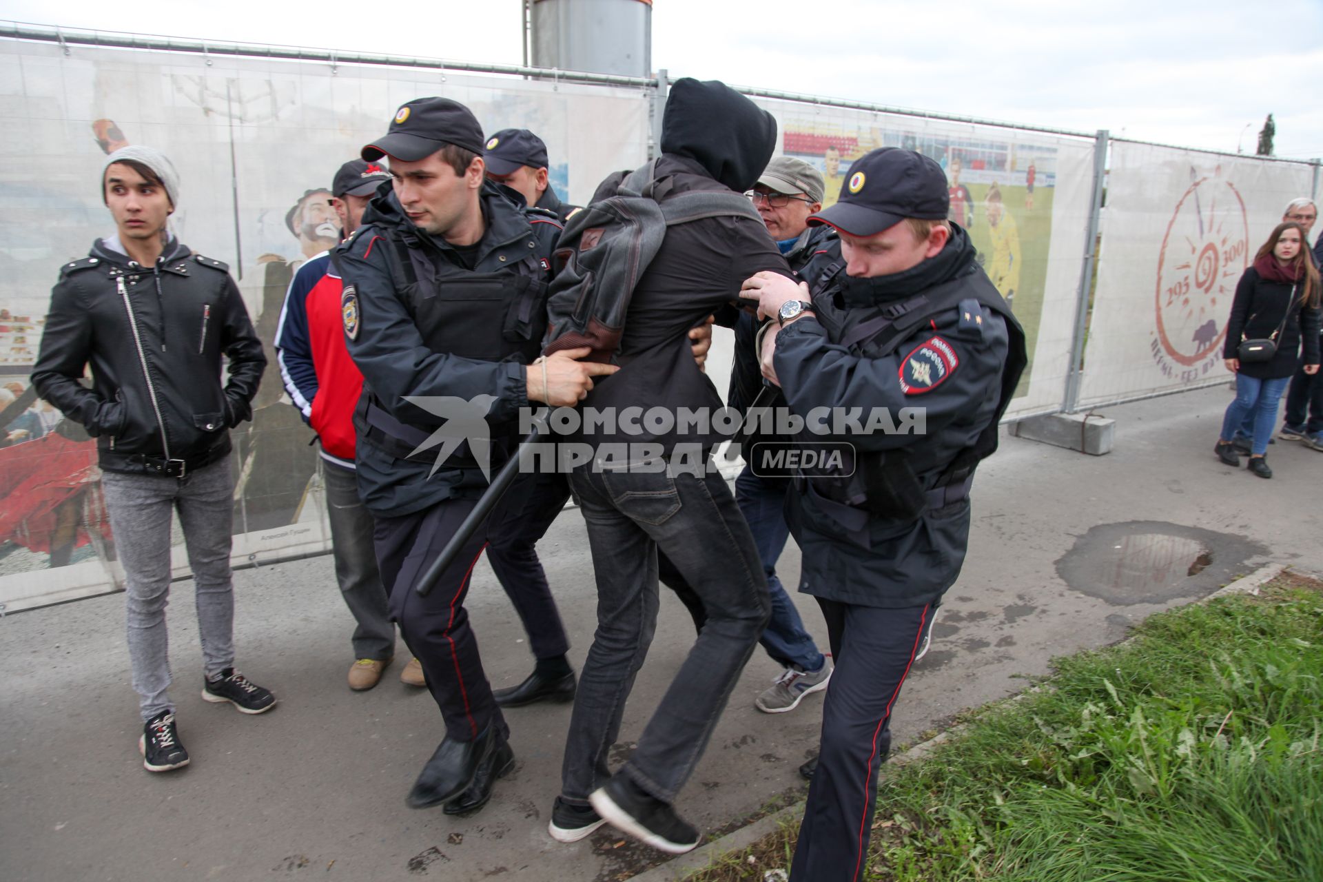 Пермь. Полиция и участники митинга против пенсионной реформы.