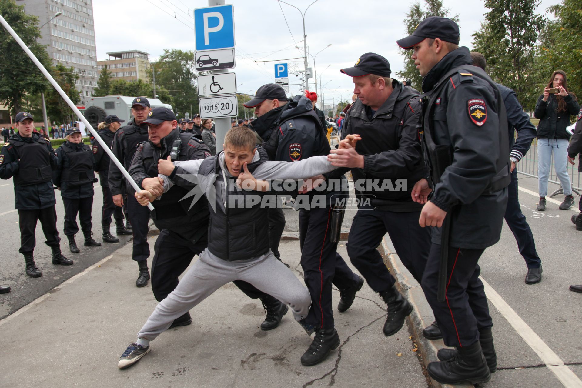 Пермь. Полиция и участники митинга против пенсионной реформы.