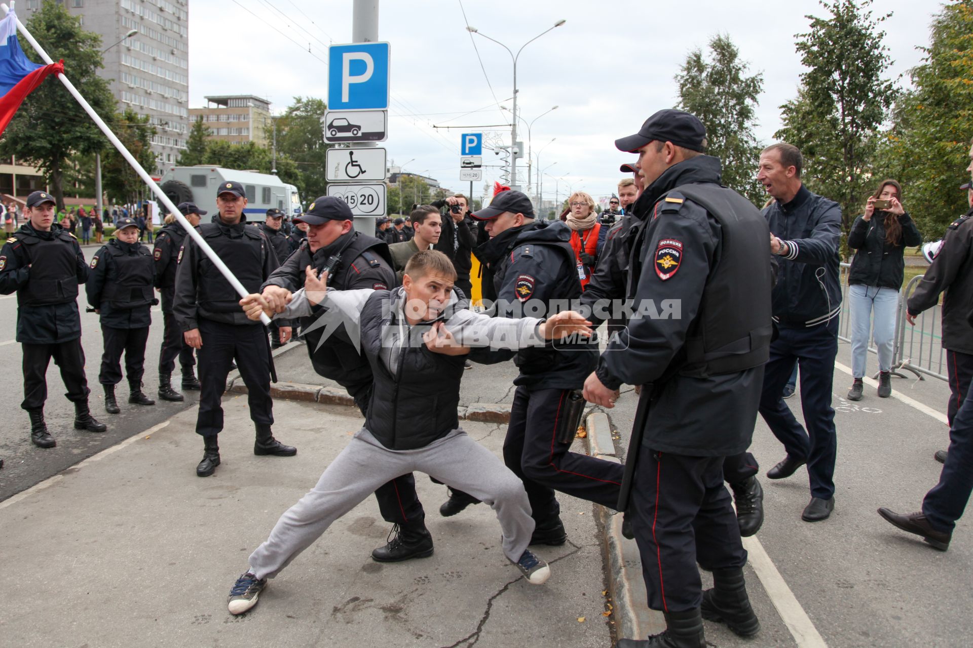 Пермь. Полиция и участники митинга против пенсионной реформы.