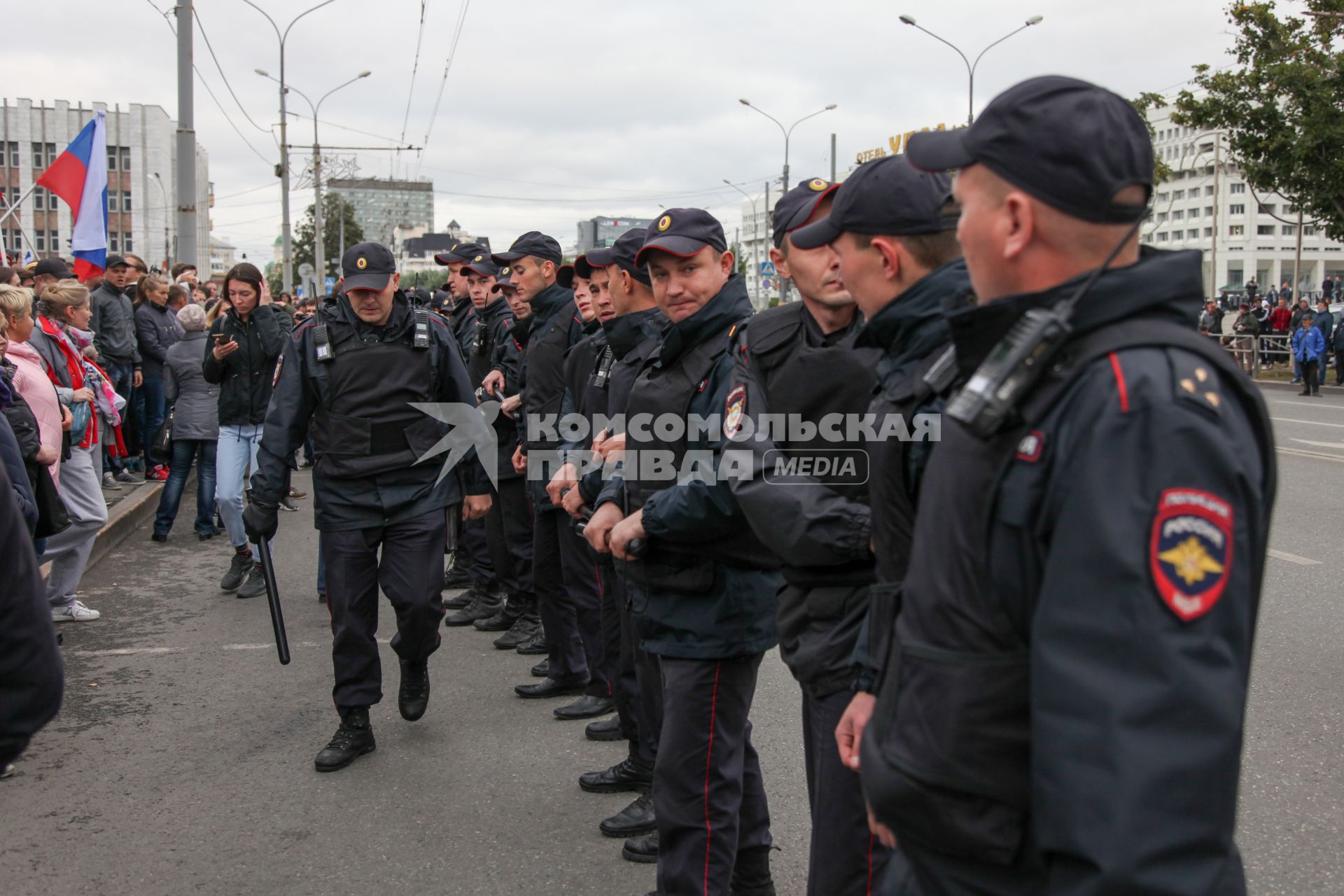 Пермь. Полиция и участники митинга против пенсионной реформы.