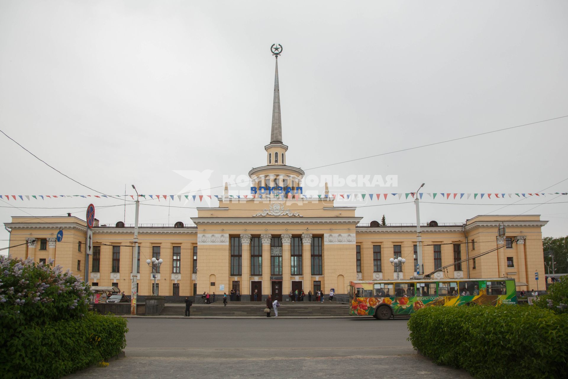 Республика Карелия. Петрозаводск. Железнодорожный вокзал и площадь Гагарина.