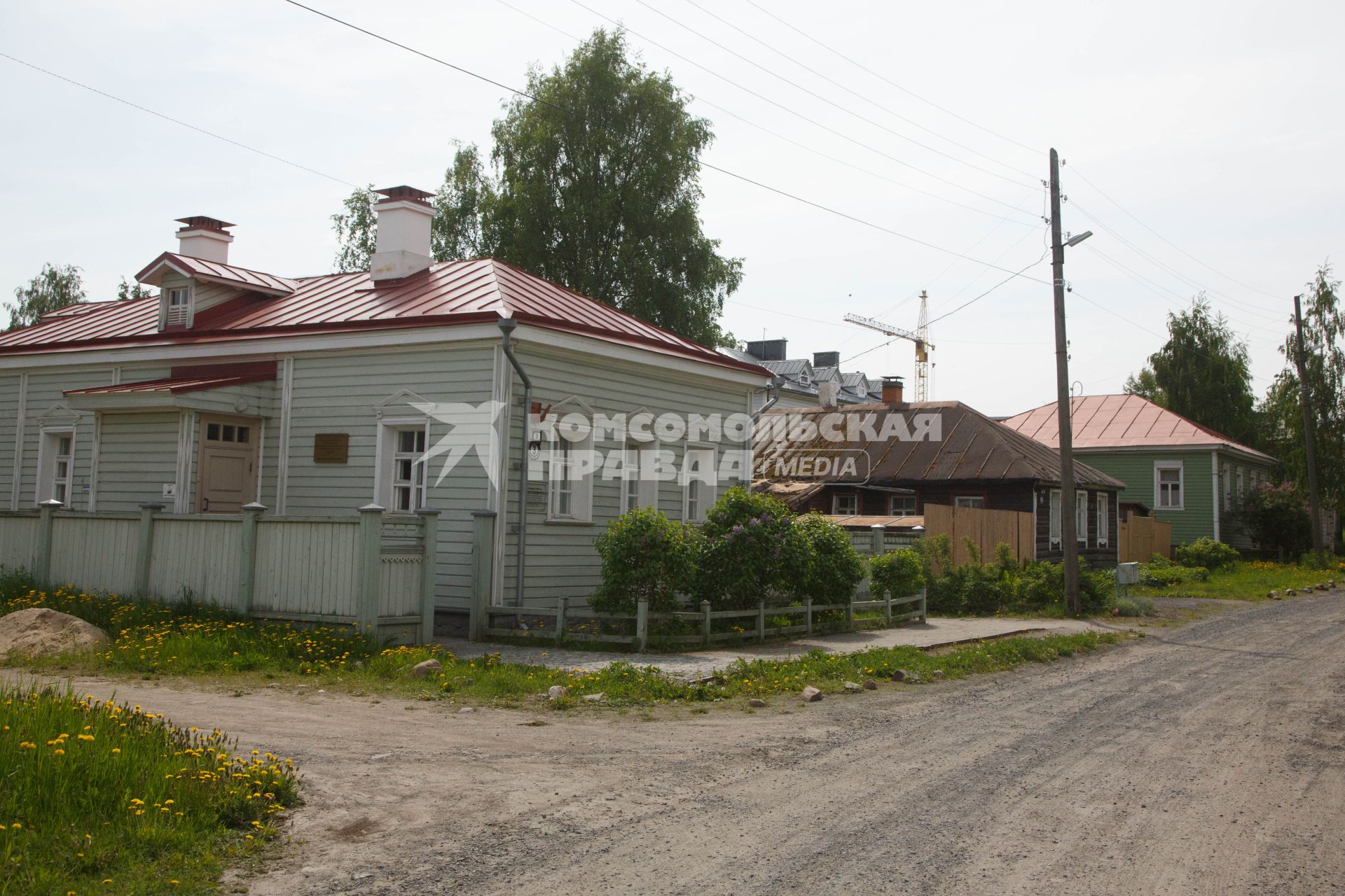 Республика Карелия. Петрозаводск. Здание библиотеки Кижи на Неглинской набережной.