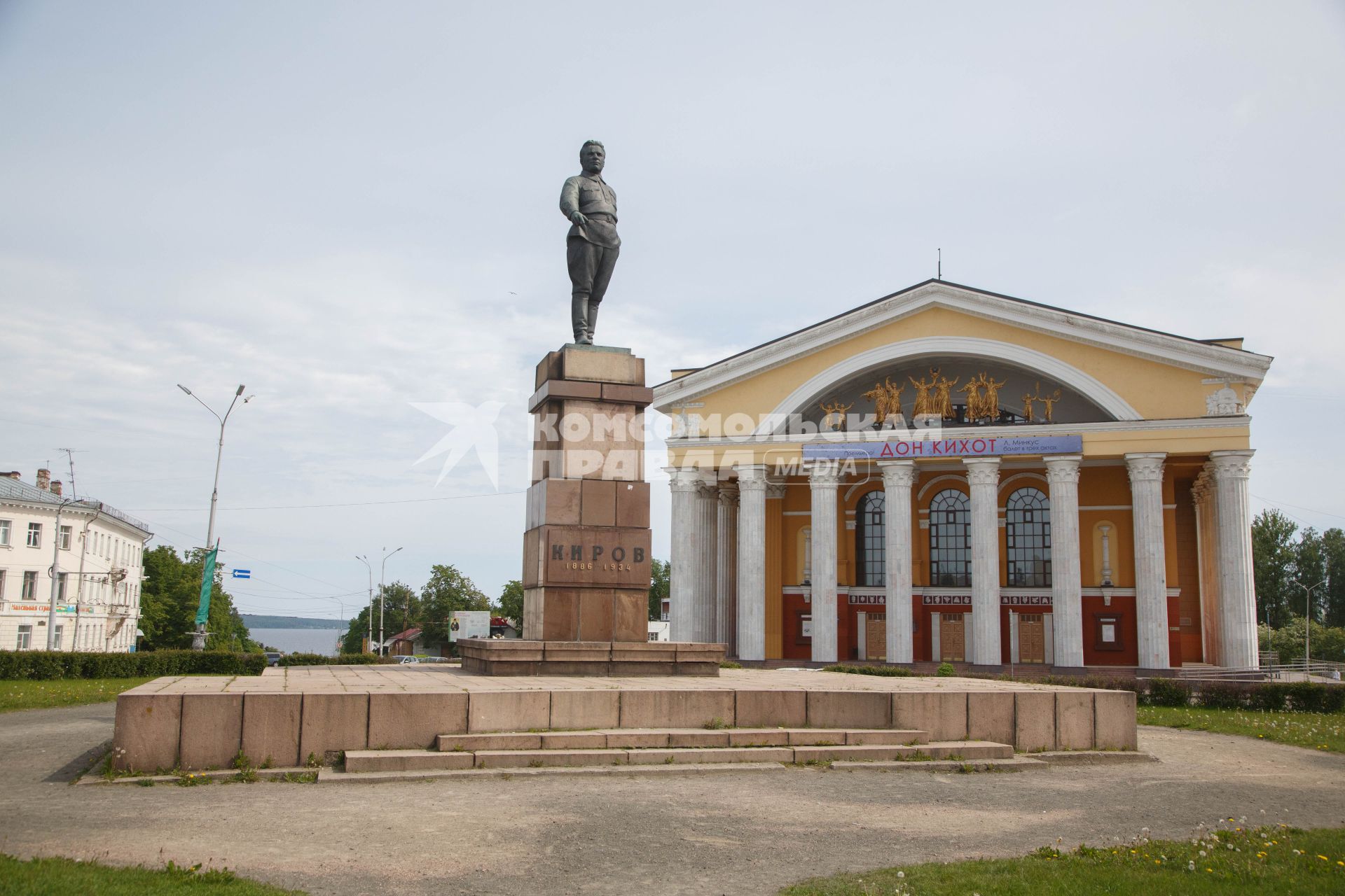 Республика Карелия. Петрозаводск. Памятник Кирову рядом с музыкальным театром Республики Карелия.