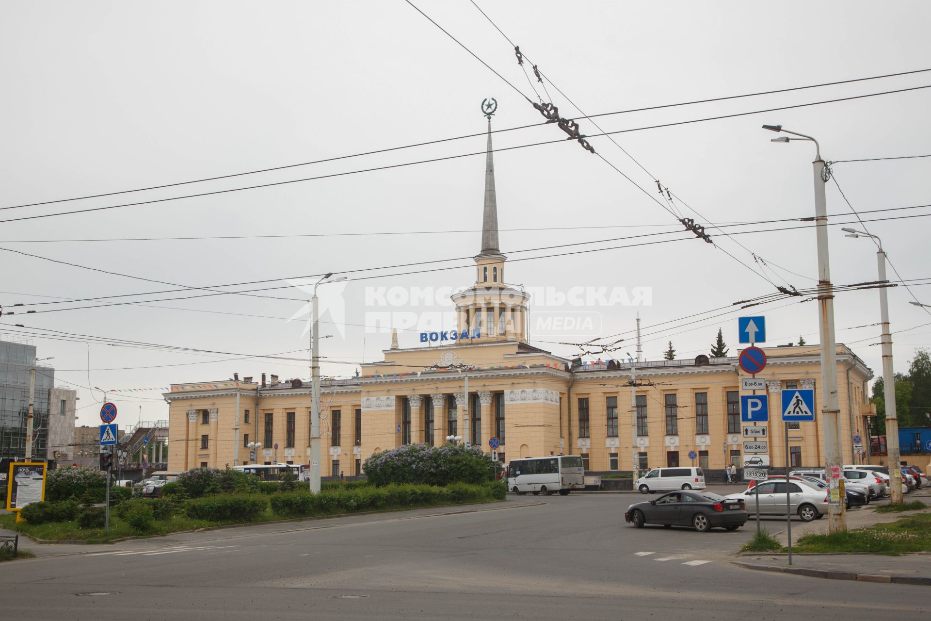 Республика Карелия. Петрозаводск. Железнодорожный вокзал и площадь Гагарина.