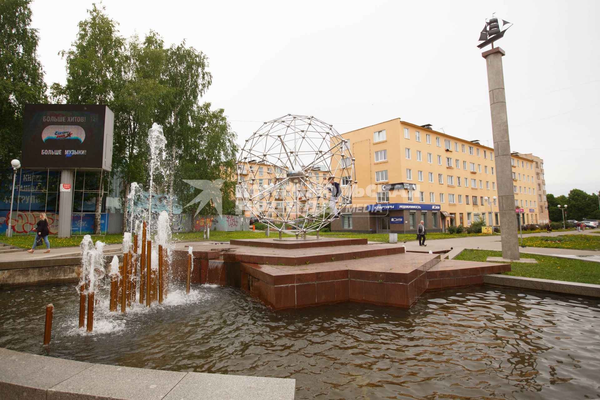 Республика Карелия. Петрозаводск.  Студенческий бульвар и фонтан Молекула фуллерена.