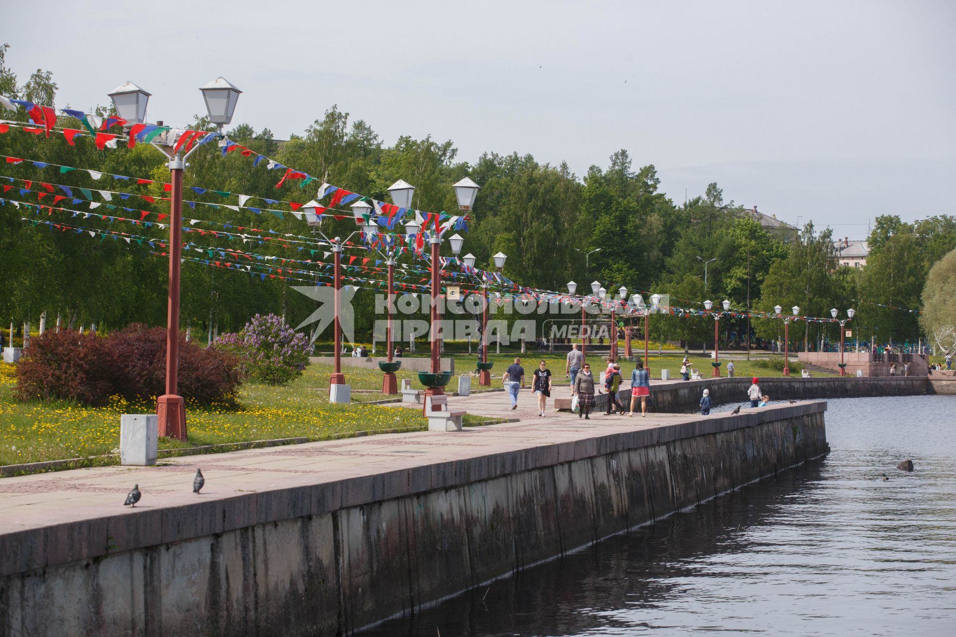 Республика Карелия. Петрозаводск.  Вид на  Онежскую набережную.