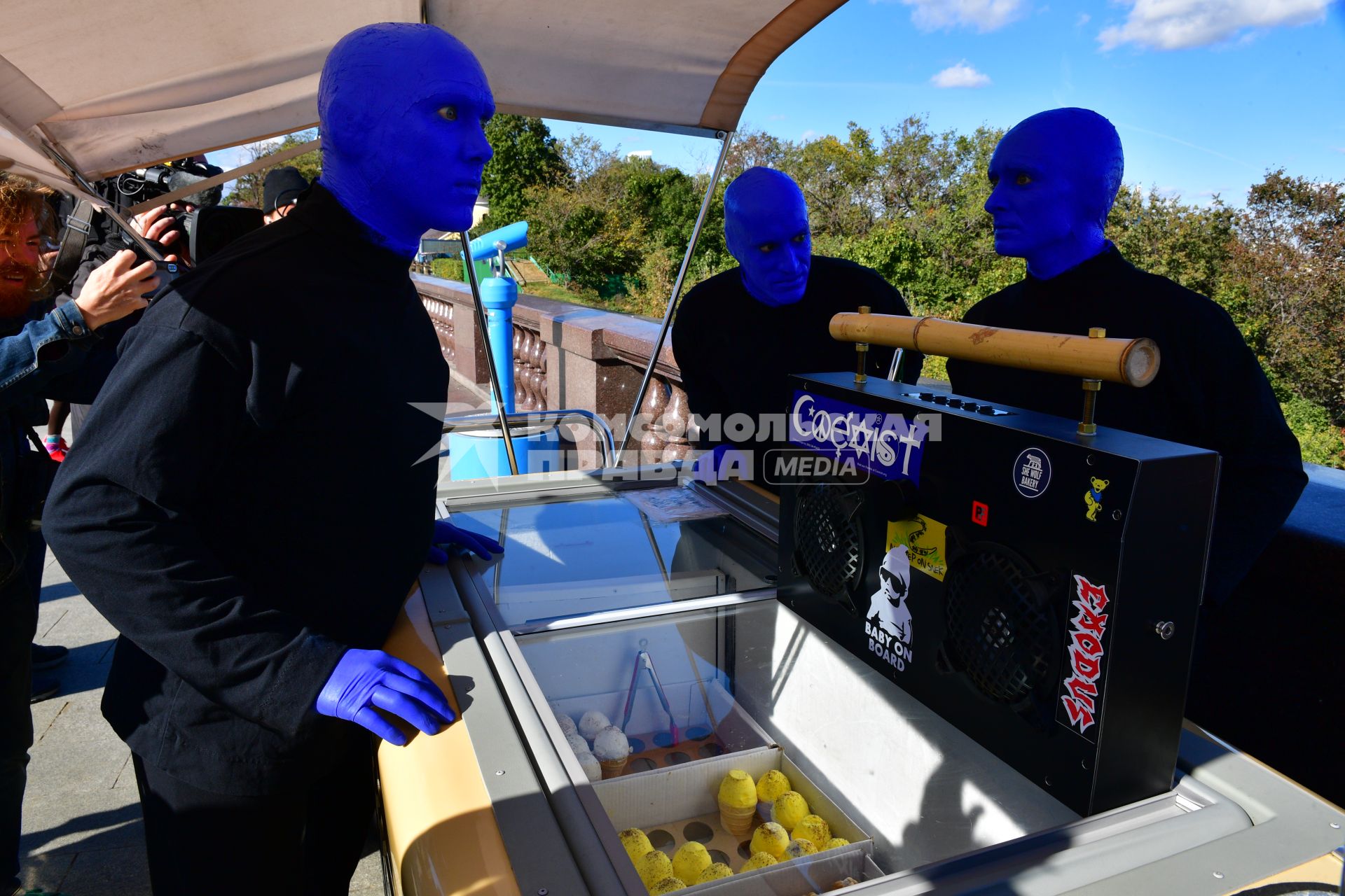 Москва. Нью-Йоркская перформанс-группа Blue Man Group, выступающая в образах `синих инопланетян`прогулялась по городу.