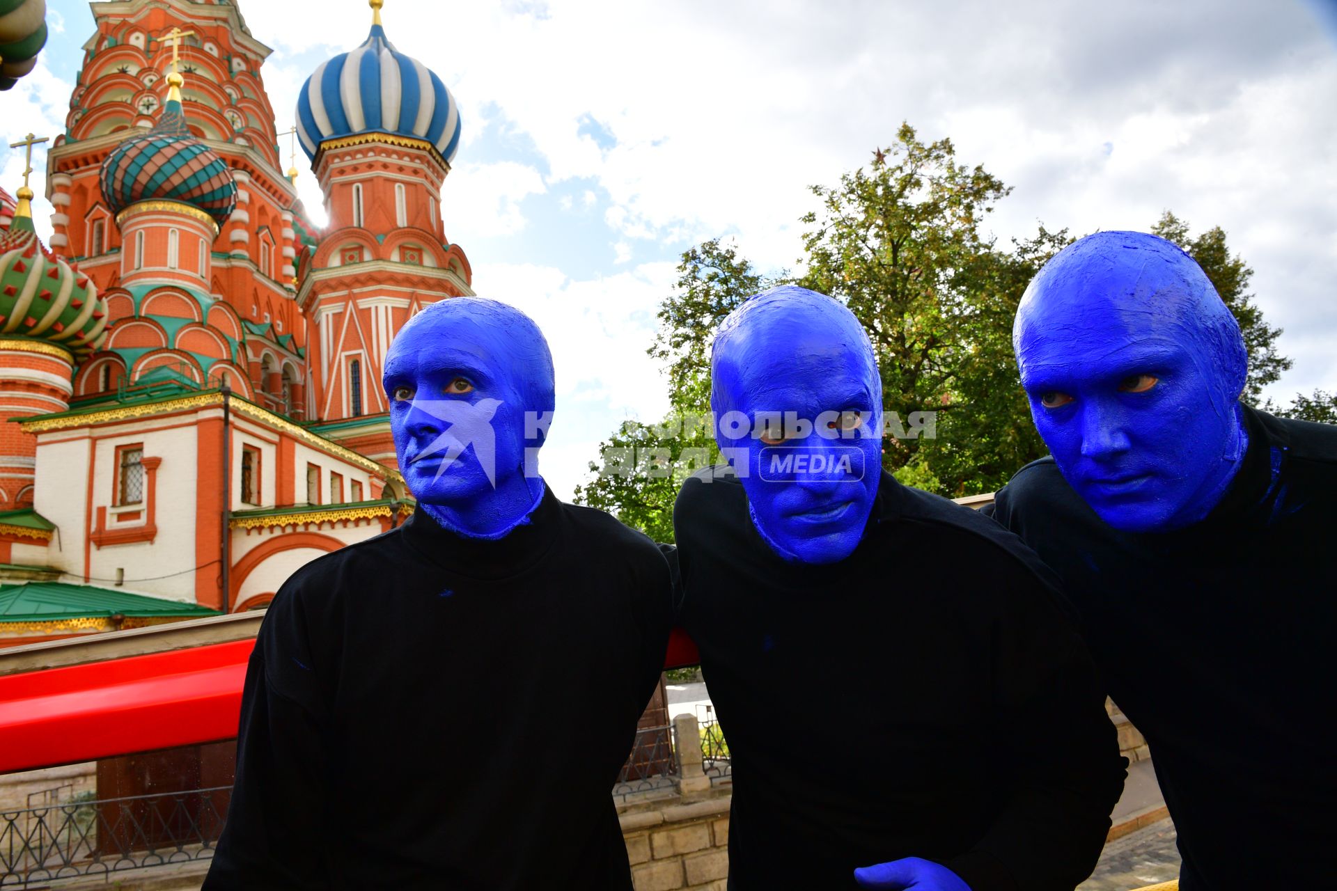 Москва. Нью-Йоркская перформанс-группа Blue Man Group, выступающая в образах `синих инопланетян`прогулялась по городу.