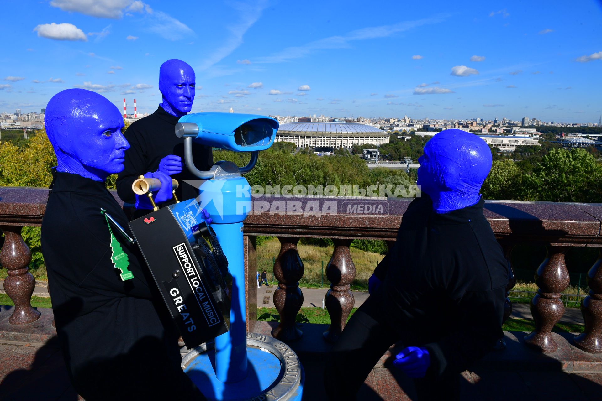 Москва. Нью-Йоркская перформанс-группа Blue Man Group, выступающая в образах `синих инопланетян`прогулялась по городу.