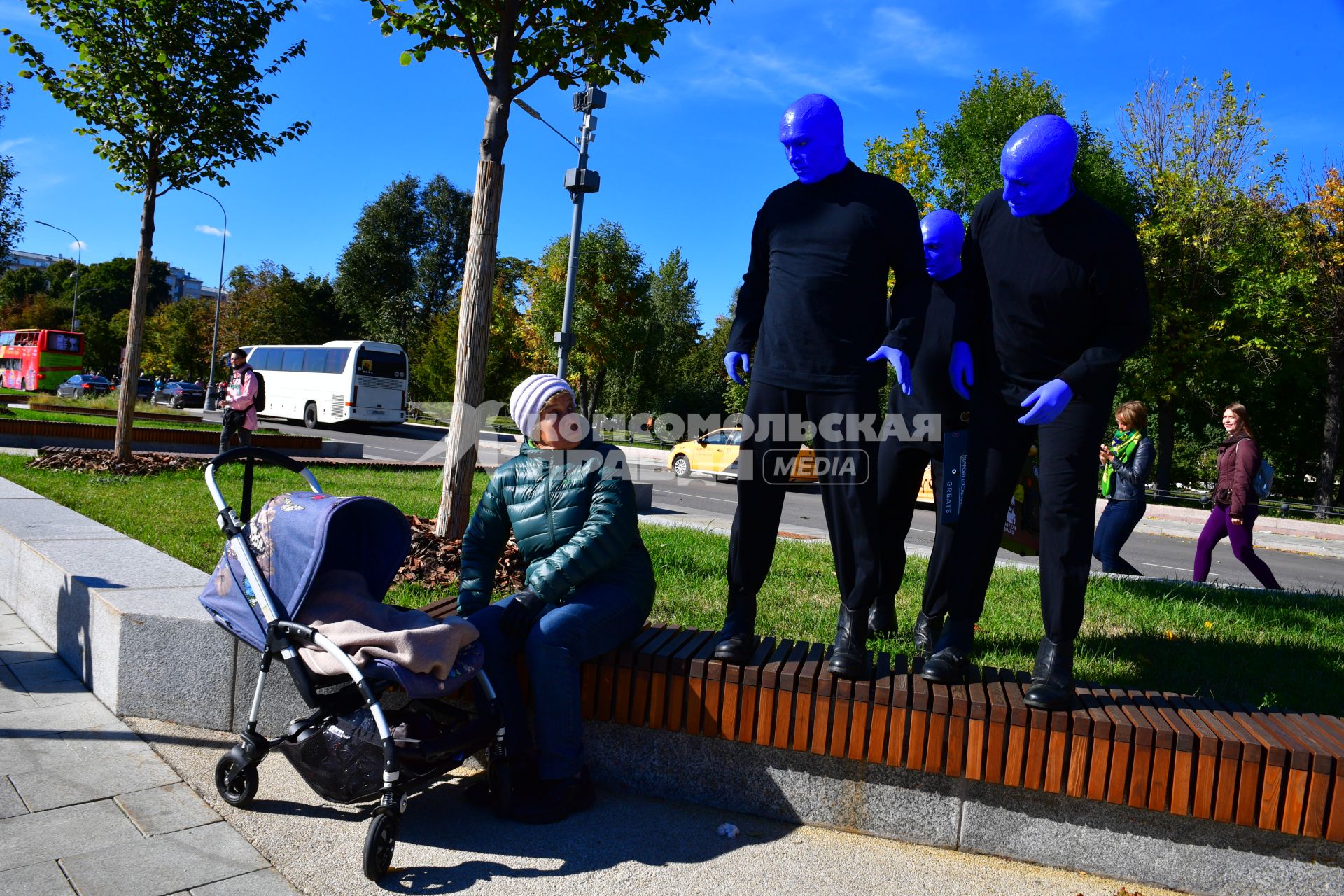 Москва. Нью-Йоркская перформанс-группа Blue Man Group, выступающая в образах `синих инопланетян`прогулялась по городу.