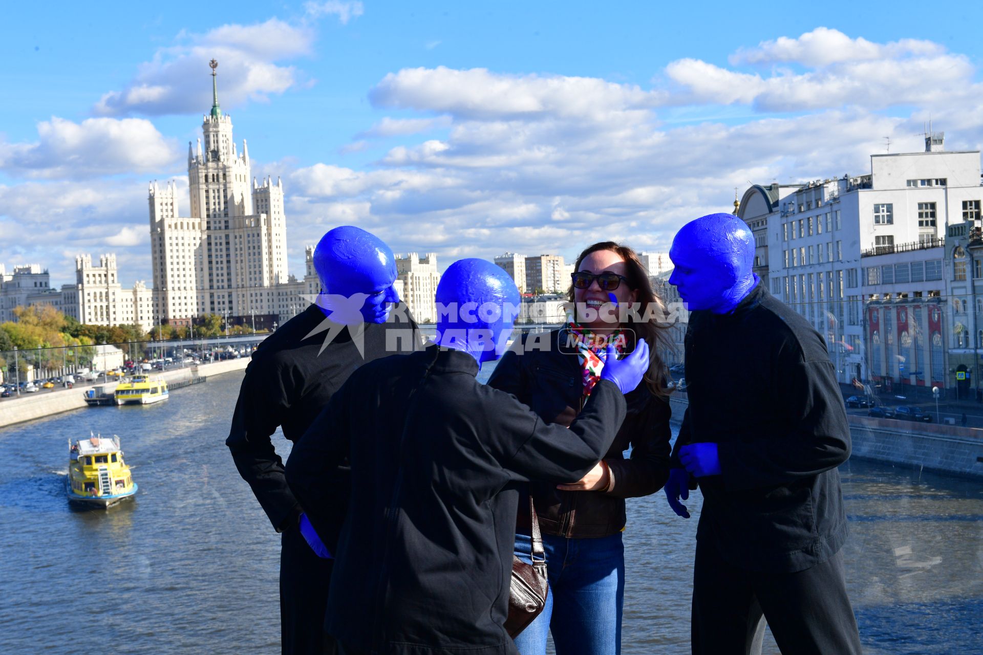 Москва. Нью-Йоркская перформанс-группа Blue Man Group, выступающая в образах `синих инопланетян`прогулялась по городу.