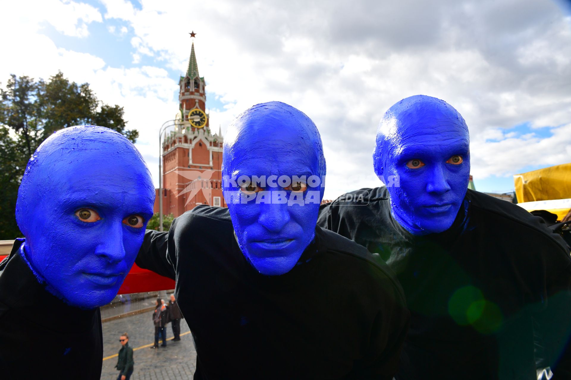 Москва. Нью-Йоркская перформанс-группа Blue Man Group, выступающая в образах `синих инопланетян`прогулялась по городу.