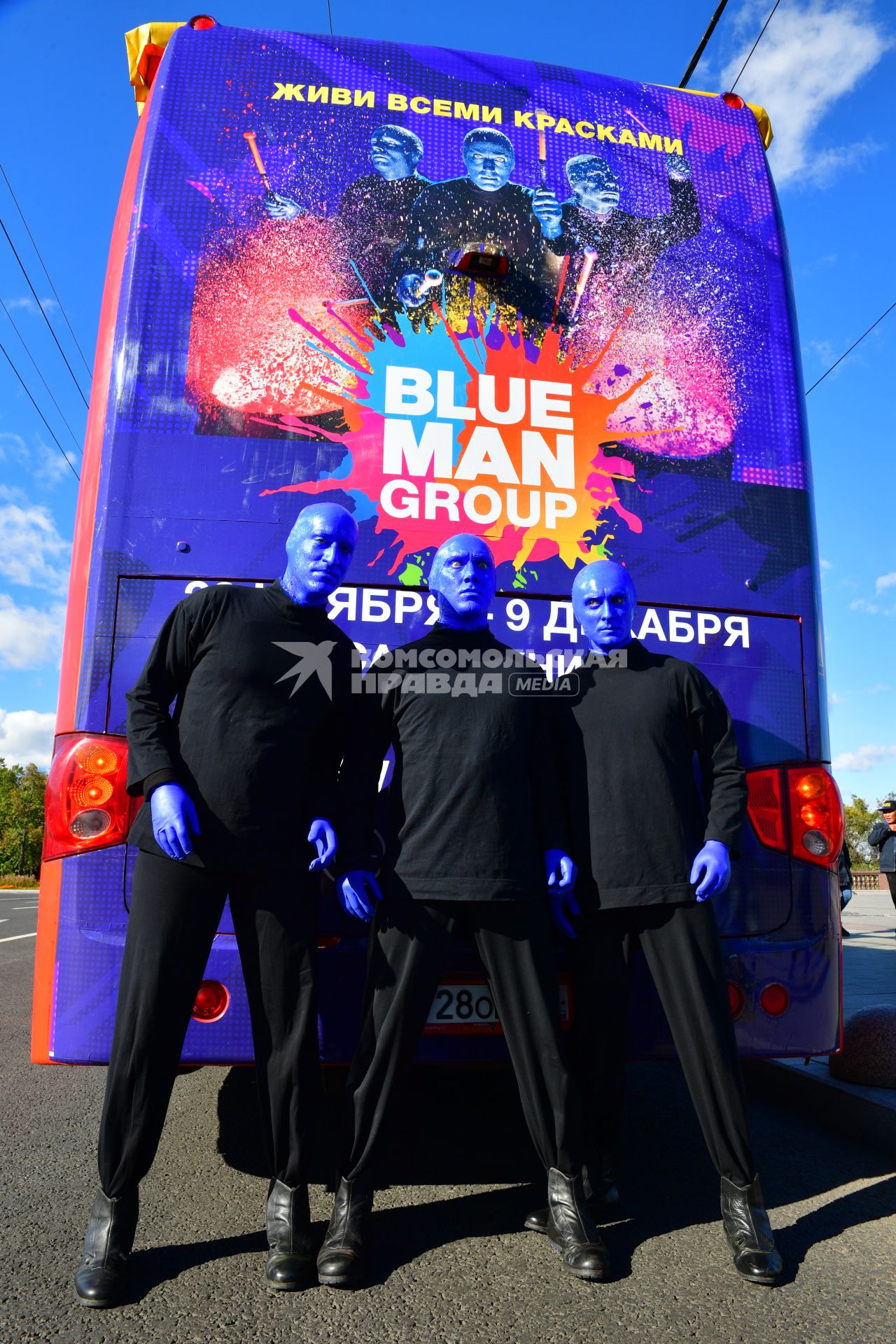 Москва. Нью-Йоркская перформанс-группа Blue Man Group, выступающая в образах `синих инопланетян`прогулялась по городу.