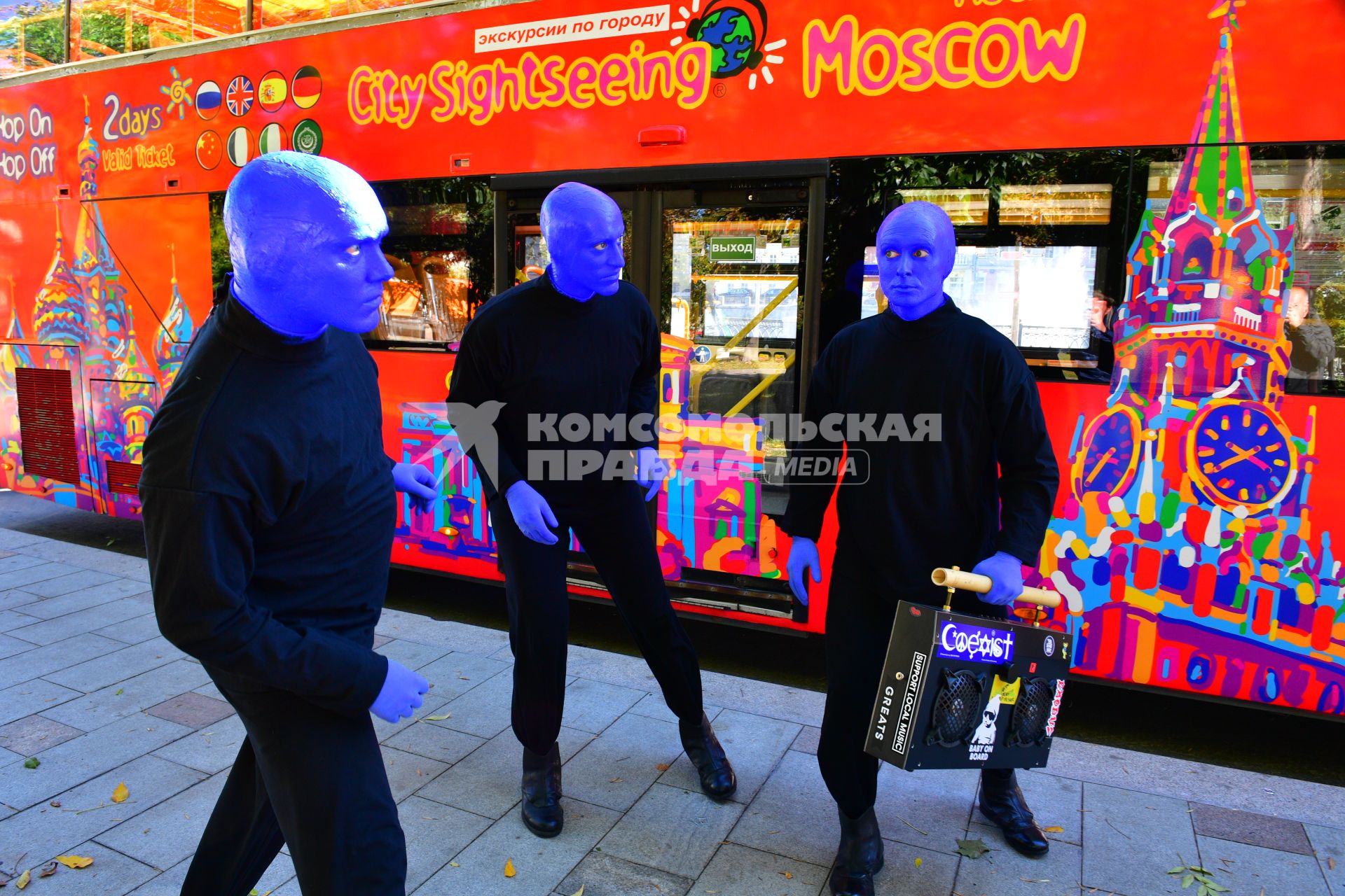 Москва. Нью-Йоркская перформанс-группа Blue Man Group, выступающая в образах `синих инопланетян`прогулялась по городу.