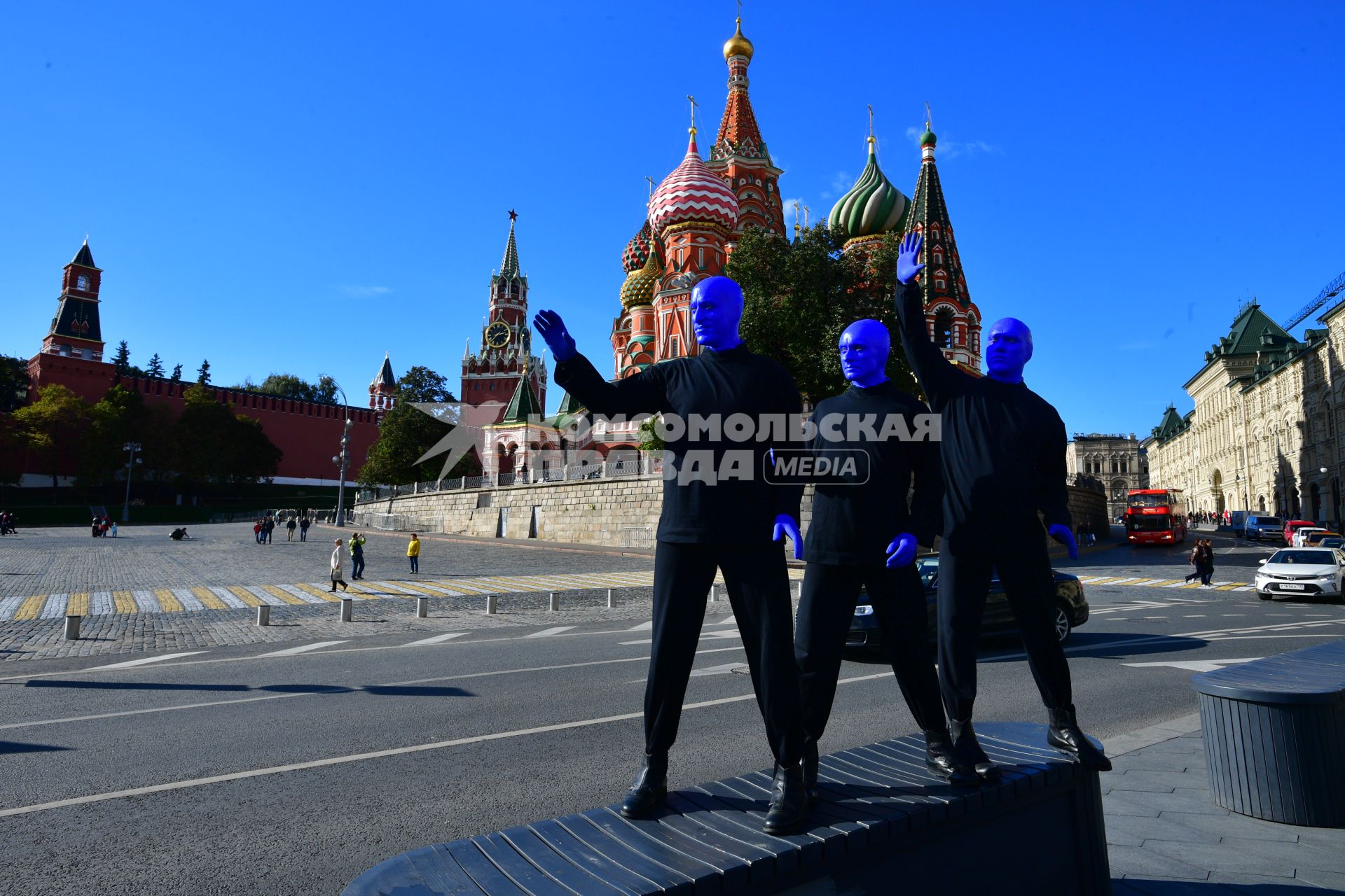 Москва. Нью-Йоркская перформанс-группа Blue Man Group, выступающая в образах `синих инопланетян`прогулялась по городу.