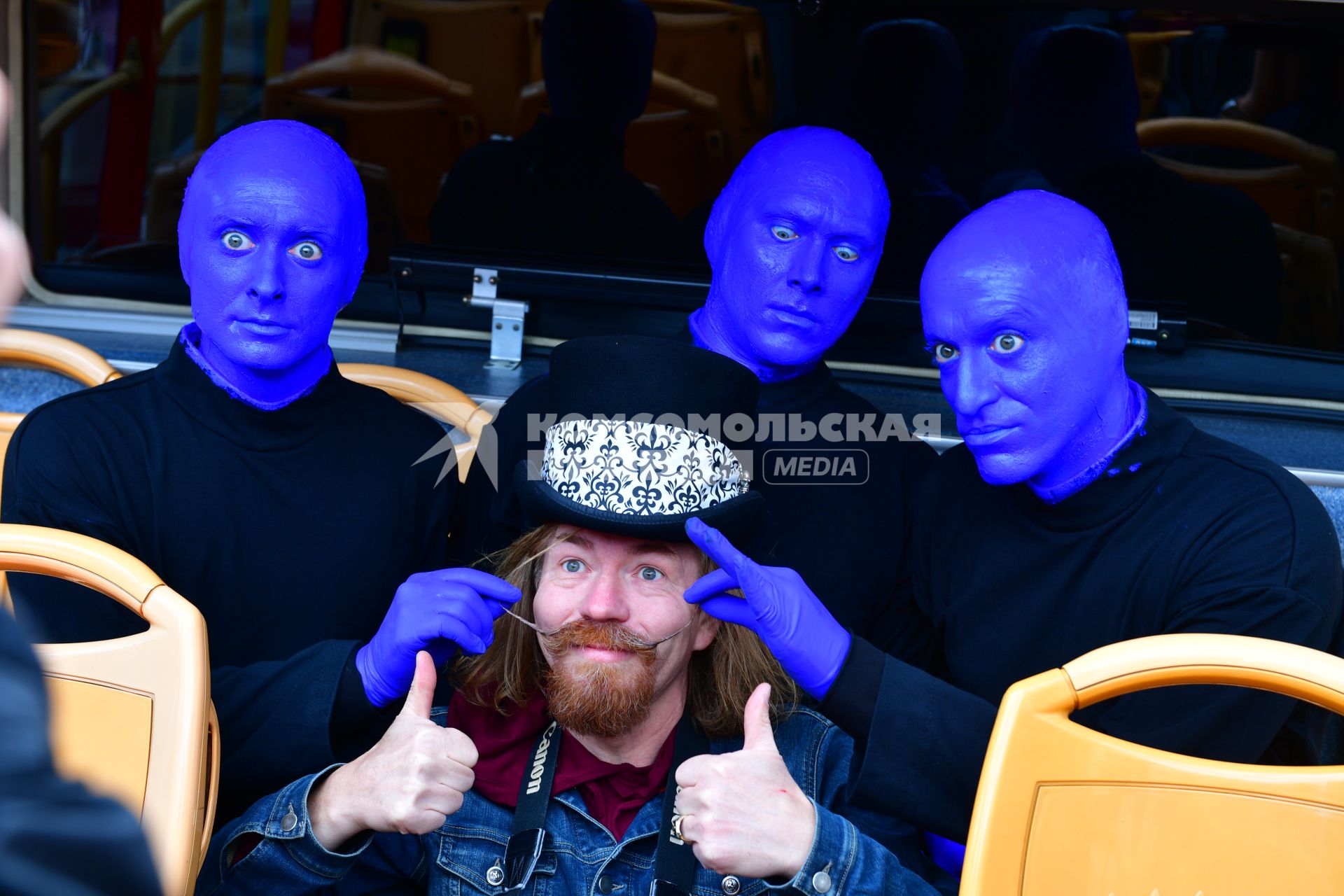 Москва. Нью-Йоркская перформанс-группа Blue Man Group, выступающая в образах `синих инопланетян`прогулялась по городу.