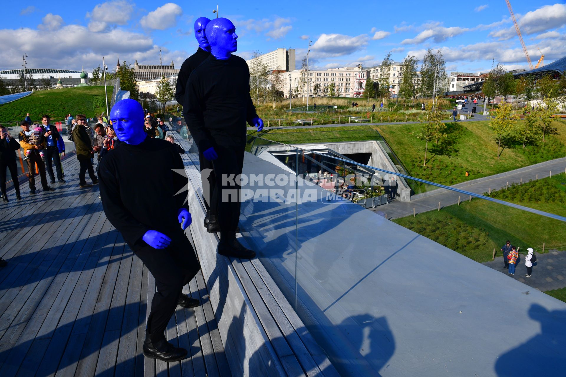 Москва. Нью-Йоркская перформанс-группа Blue Man Group, выступающая в образах `синих инопланетян`прогулялась по городу.