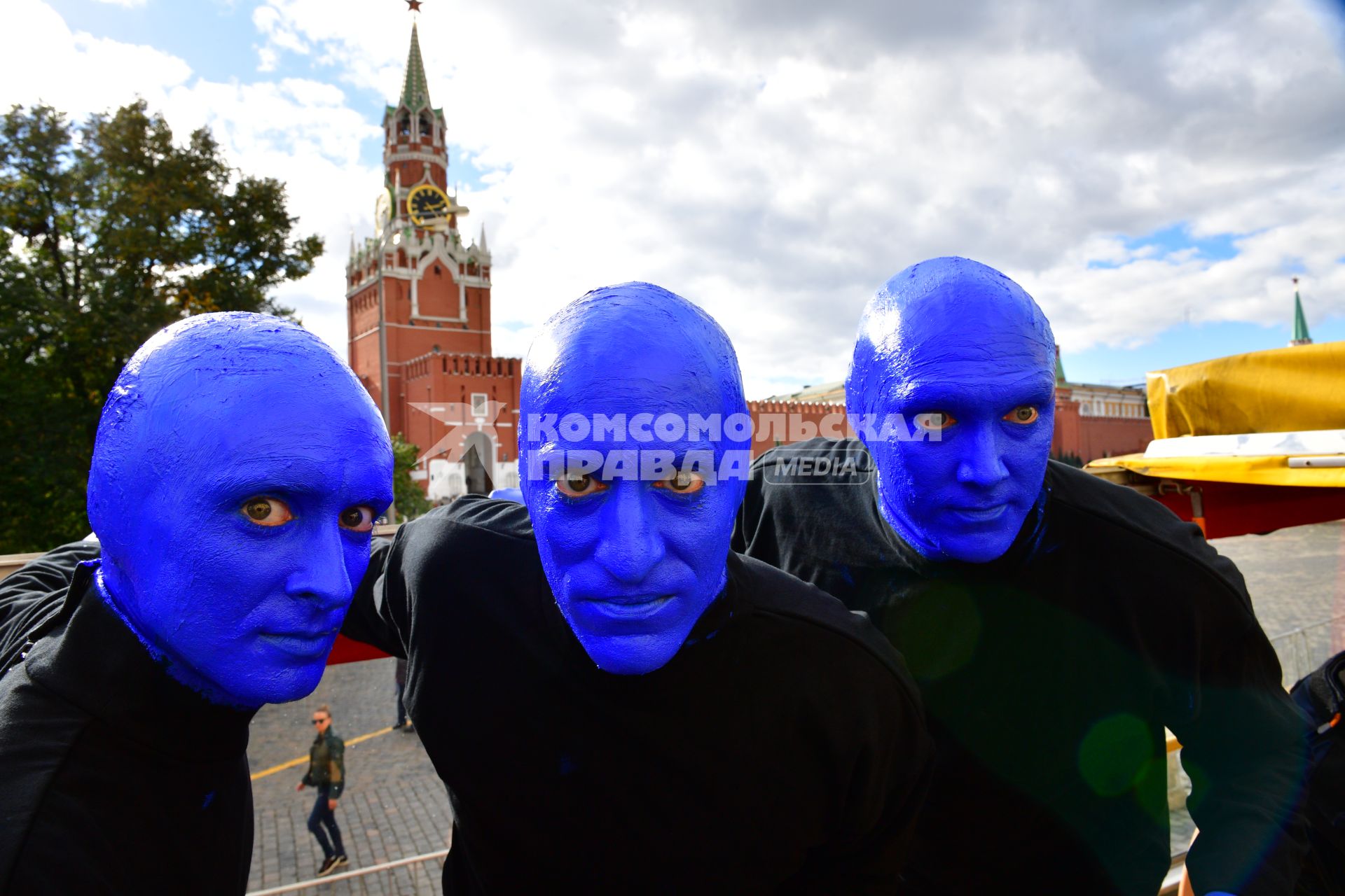 Москва. Нью-Йоркская перформанс-группа Blue Man Group, выступающая в образах `синих инопланетян`прогулялась по городу.