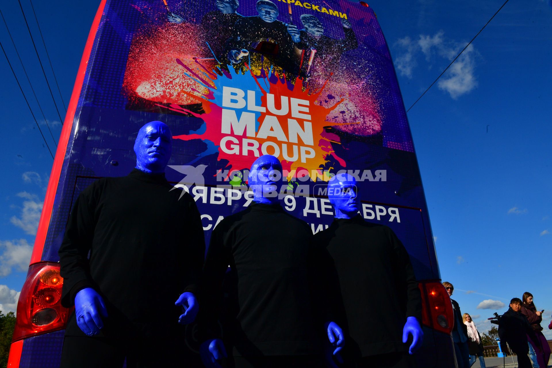 Москва. Нью-Йоркская перформанс-группа Blue Man Group, выступающая в образах `синих инопланетян`прогулялась по городу.