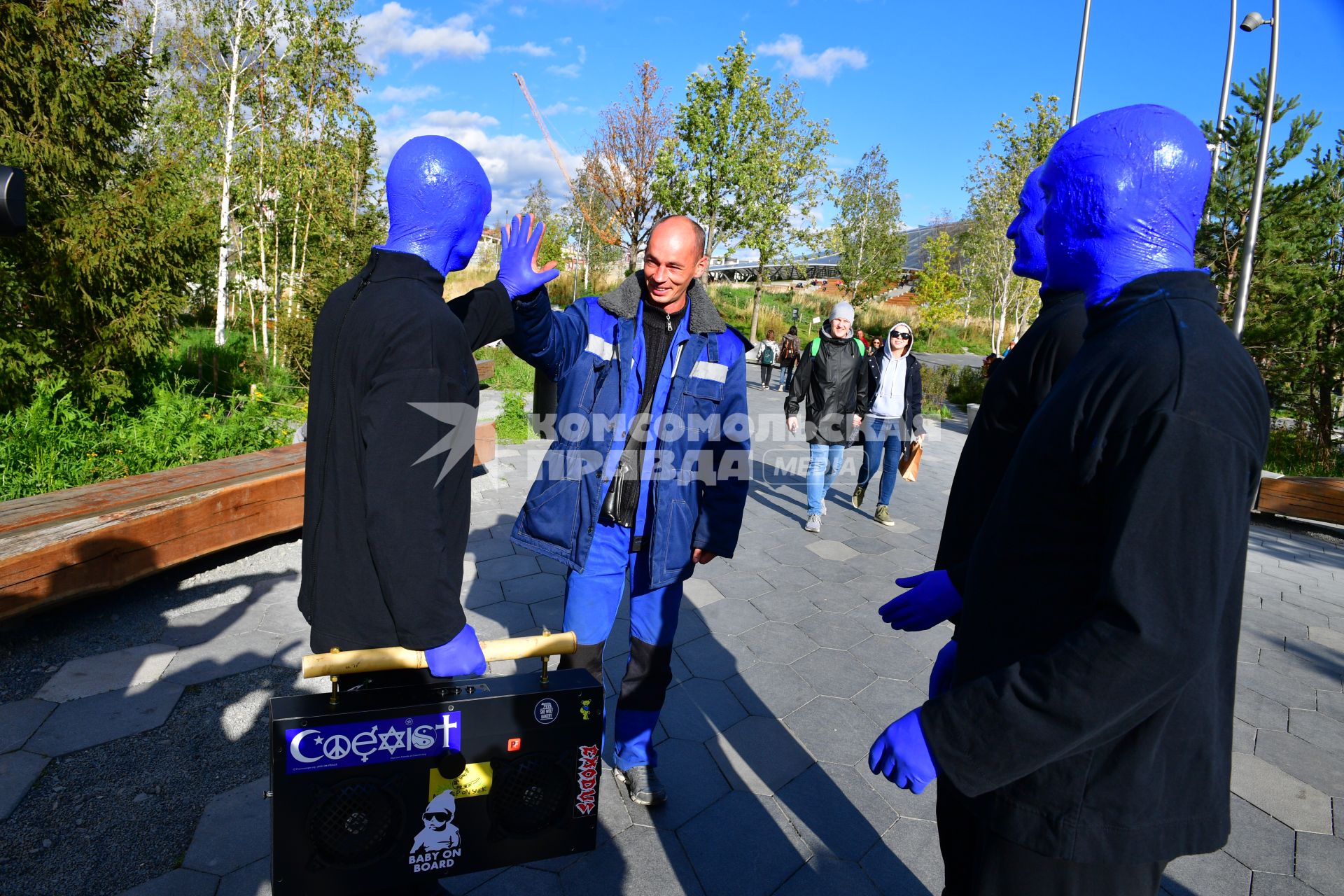 Москва. Нью-Йоркская перформанс-группа Blue Man Group, выступающая в образах `синих инопланетян`прогулялась по городу.