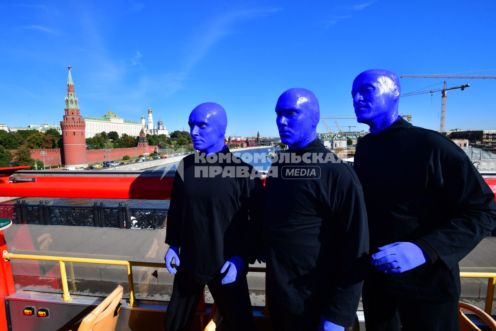 Москва. Нью-Йоркская перформанс-группа Blue Man Group, выступающая в образах `синих инопланетян`прогулялась по городу.