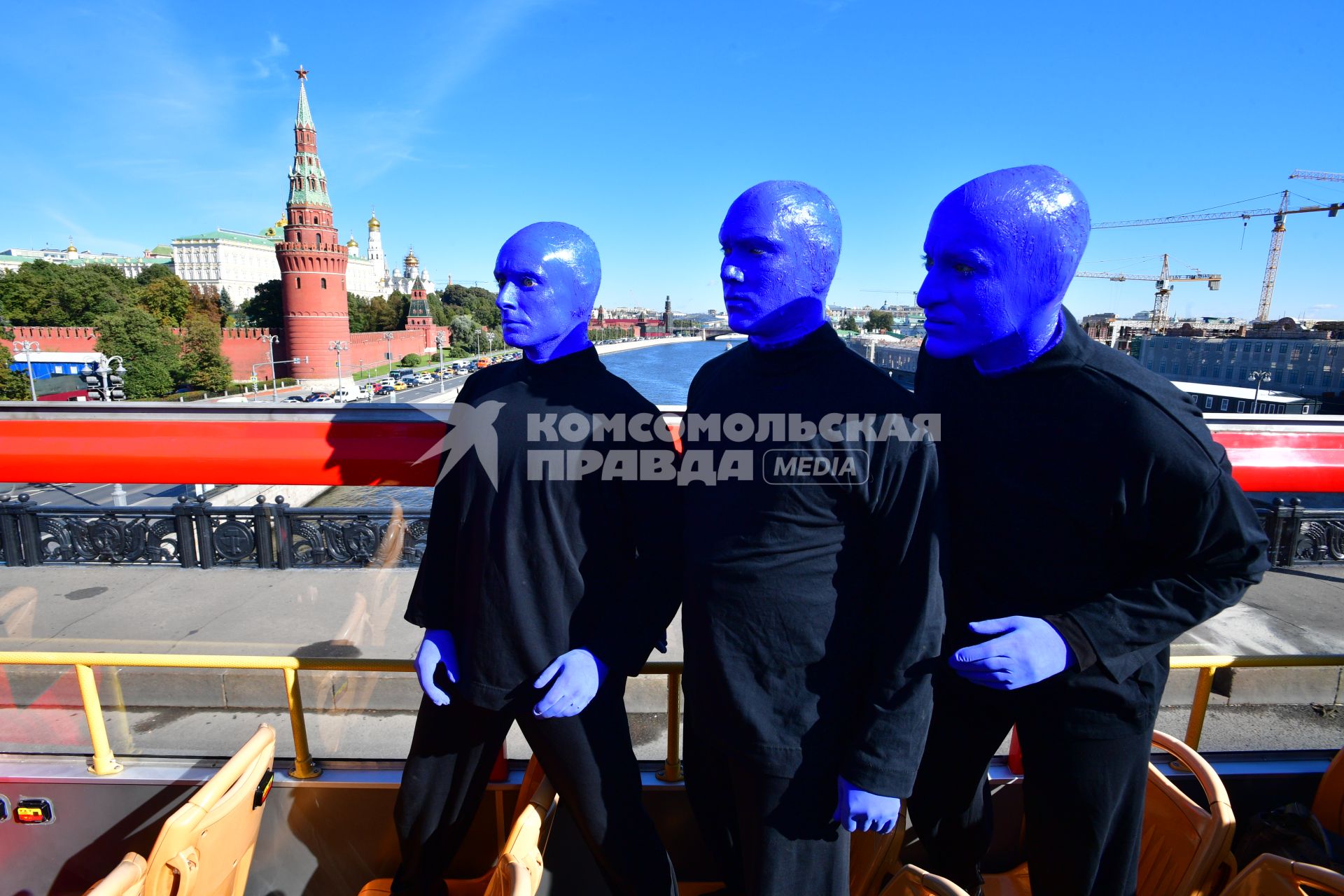 Москва. Нью-Йоркская перформанс-группа Blue Man Group, выступающая в образах `синих инопланетян`прогулялась по городу.