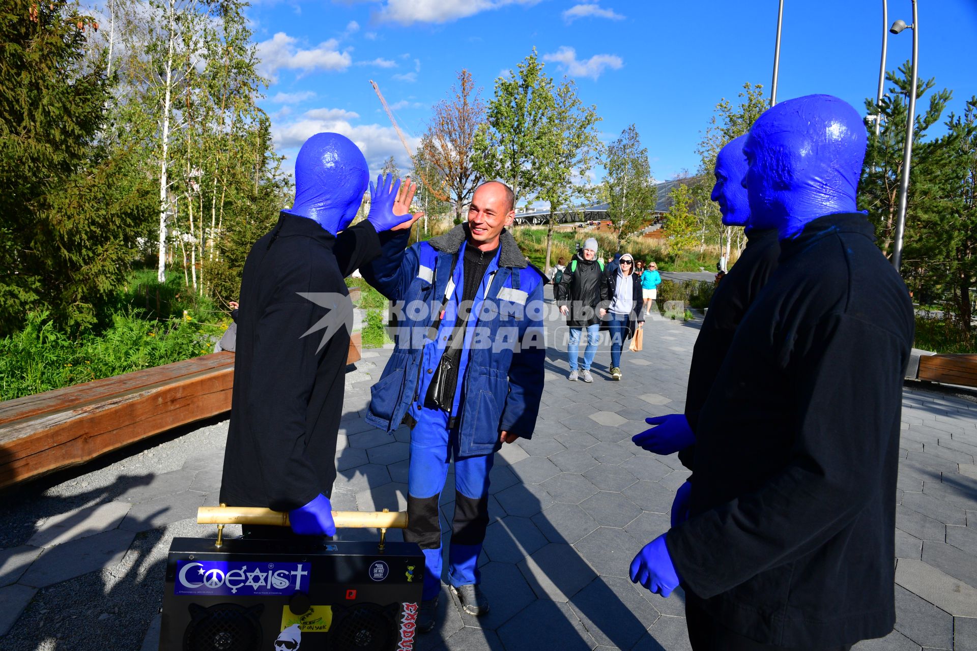 Москва. Нью-Йоркская перформанс-группа Blue Man Group, выступающая в образах `синих инопланетян`прогулялась по городу.