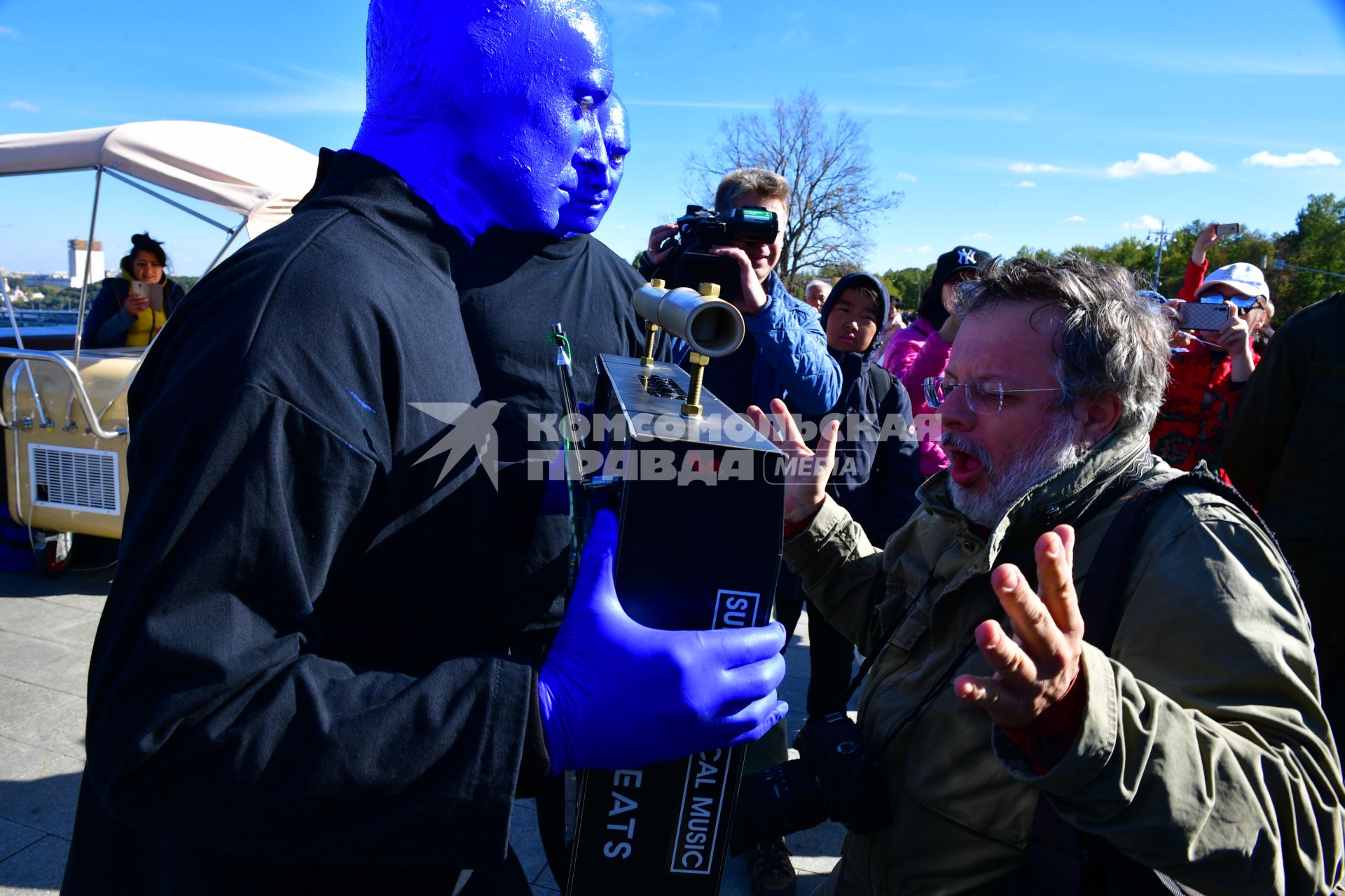 Москва. Нью-Йоркская перформанс-группа Blue Man Group, выступающая в образах `синих инопланетян`прогулялась по городу.