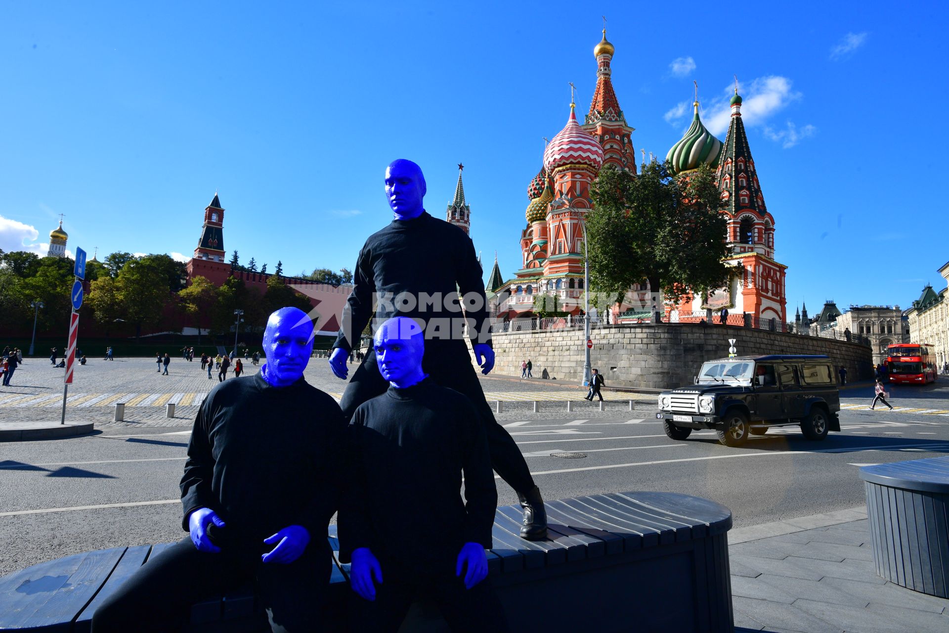 Москва. Нью-Йоркская перформанс-группа Blue Man Group, выступающая в образах `синих инопланетян`прогулялась по городу.