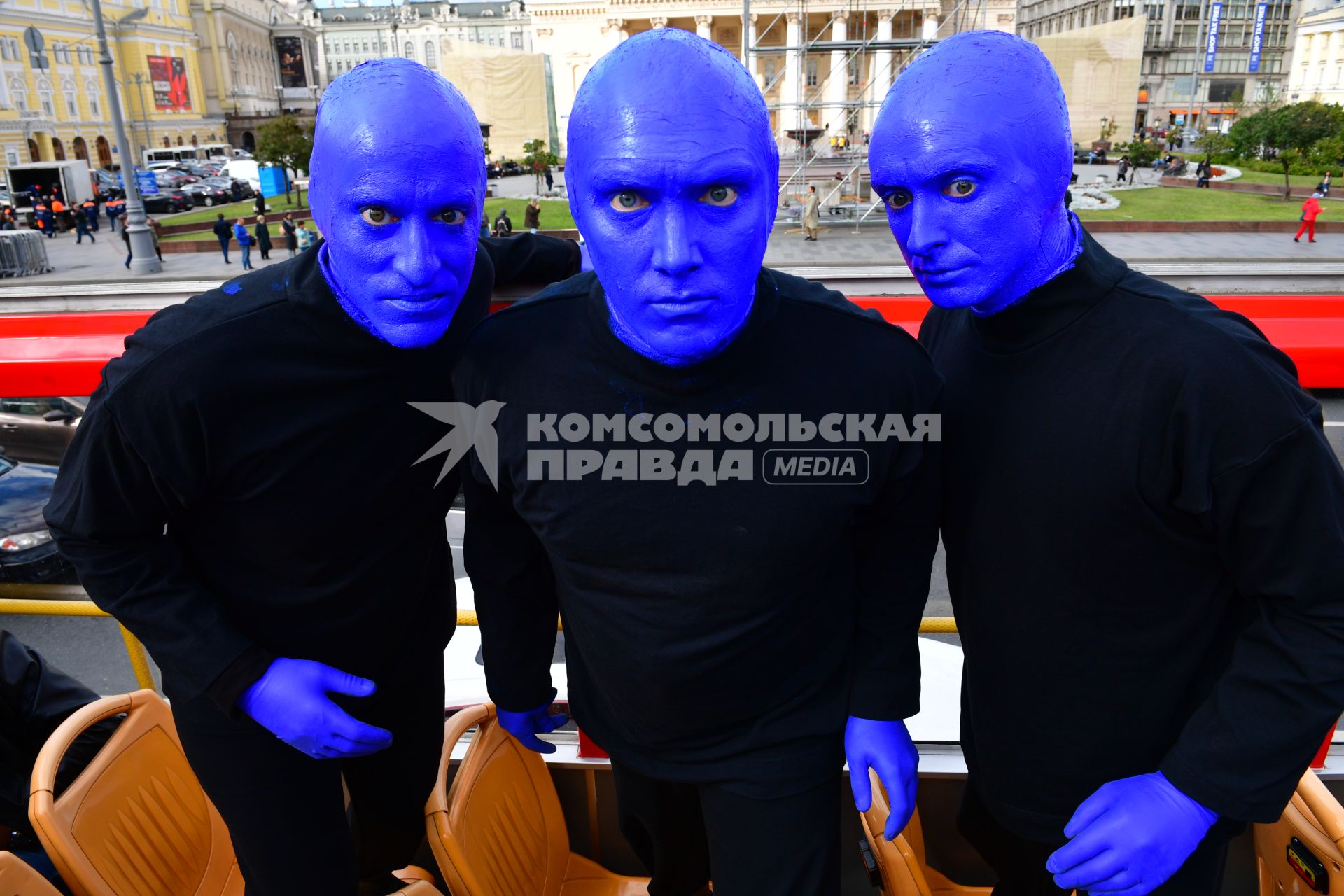 Москва. Нью-Йоркская перформанс-группа Blue Man Group, выступающая в образах `синих инопланетян`прогулялась по городу.