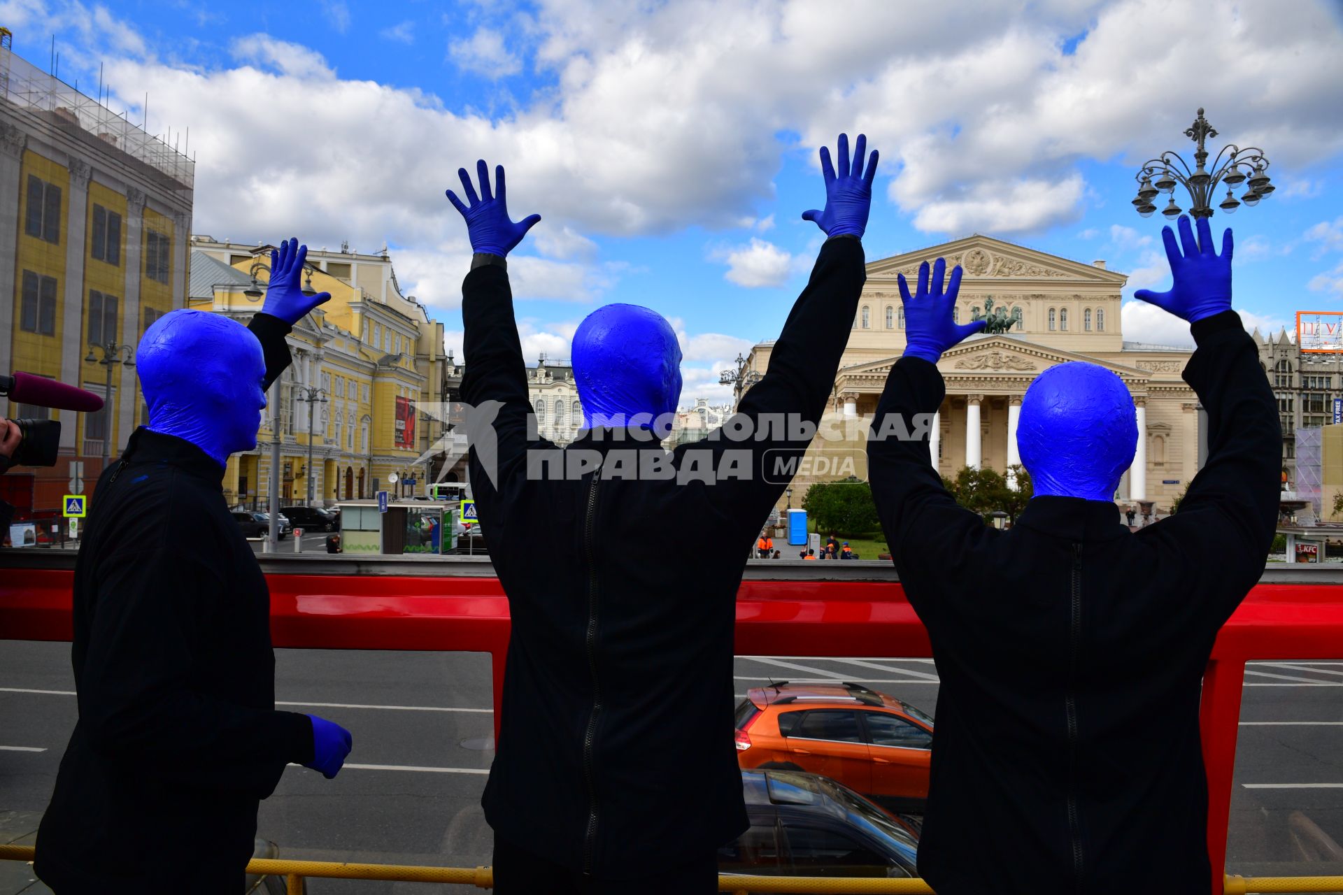 Москва. Нью-Йоркская перформанс-группа Blue Man Group, выступающая в образах `синих инопланетян`прогулялась по городу.