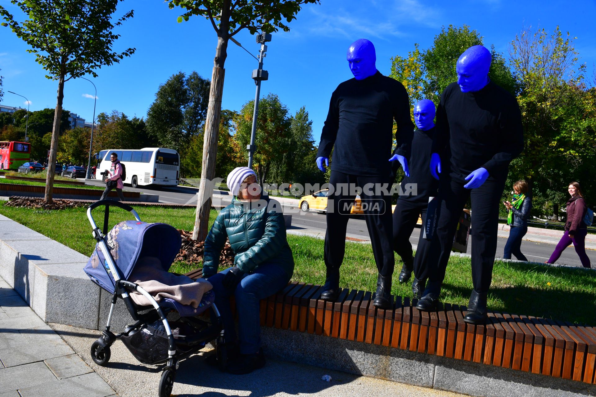 Москва. Нью-Йоркская перформанс-группа Blue Man Group, выступающая в образах `синих инопланетян`прогулялась по городу.