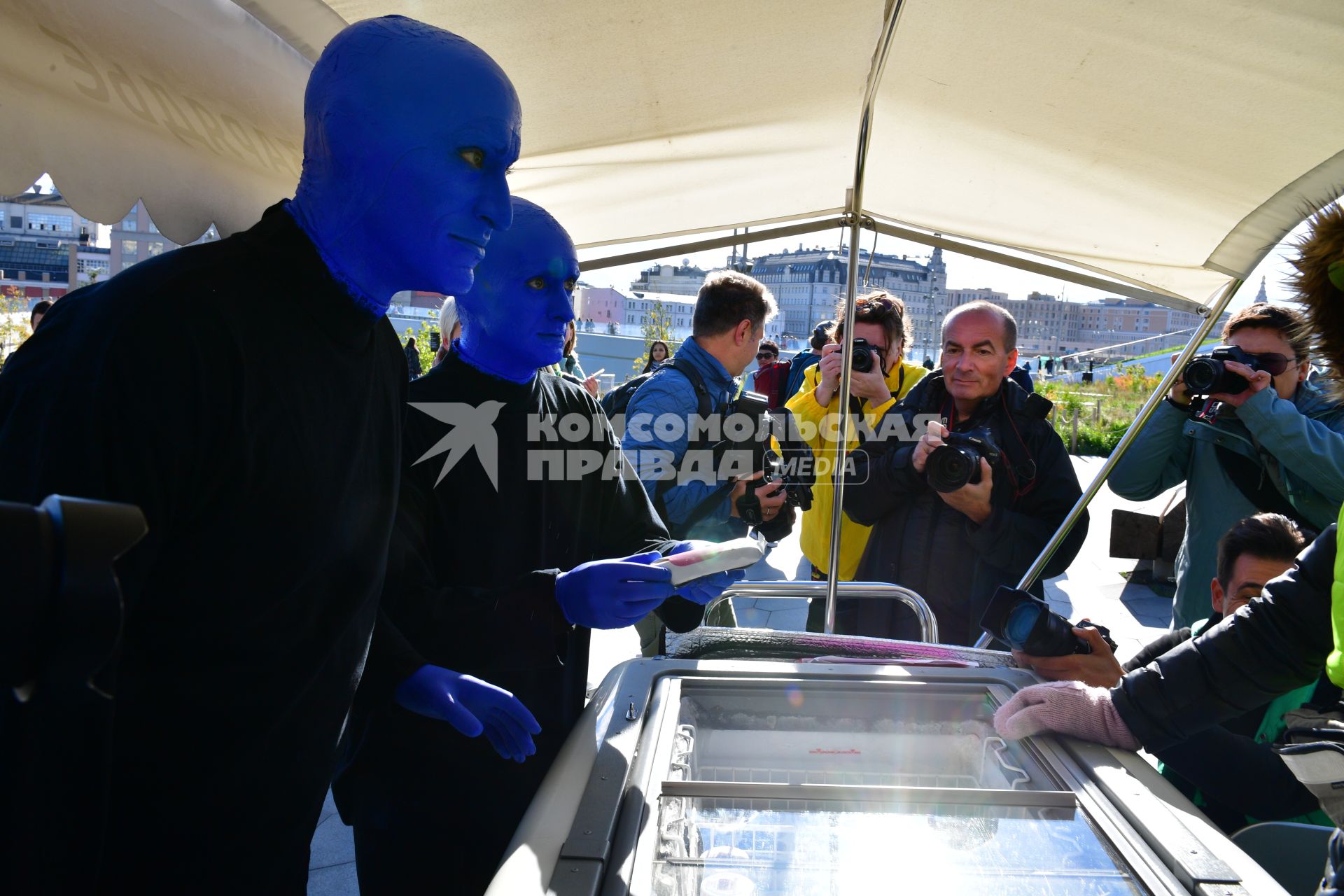 Москва. Нью-Йоркская перформанс-группа Blue Man Group, выступающая в образах `синих инопланетян`прогулялась по городу.